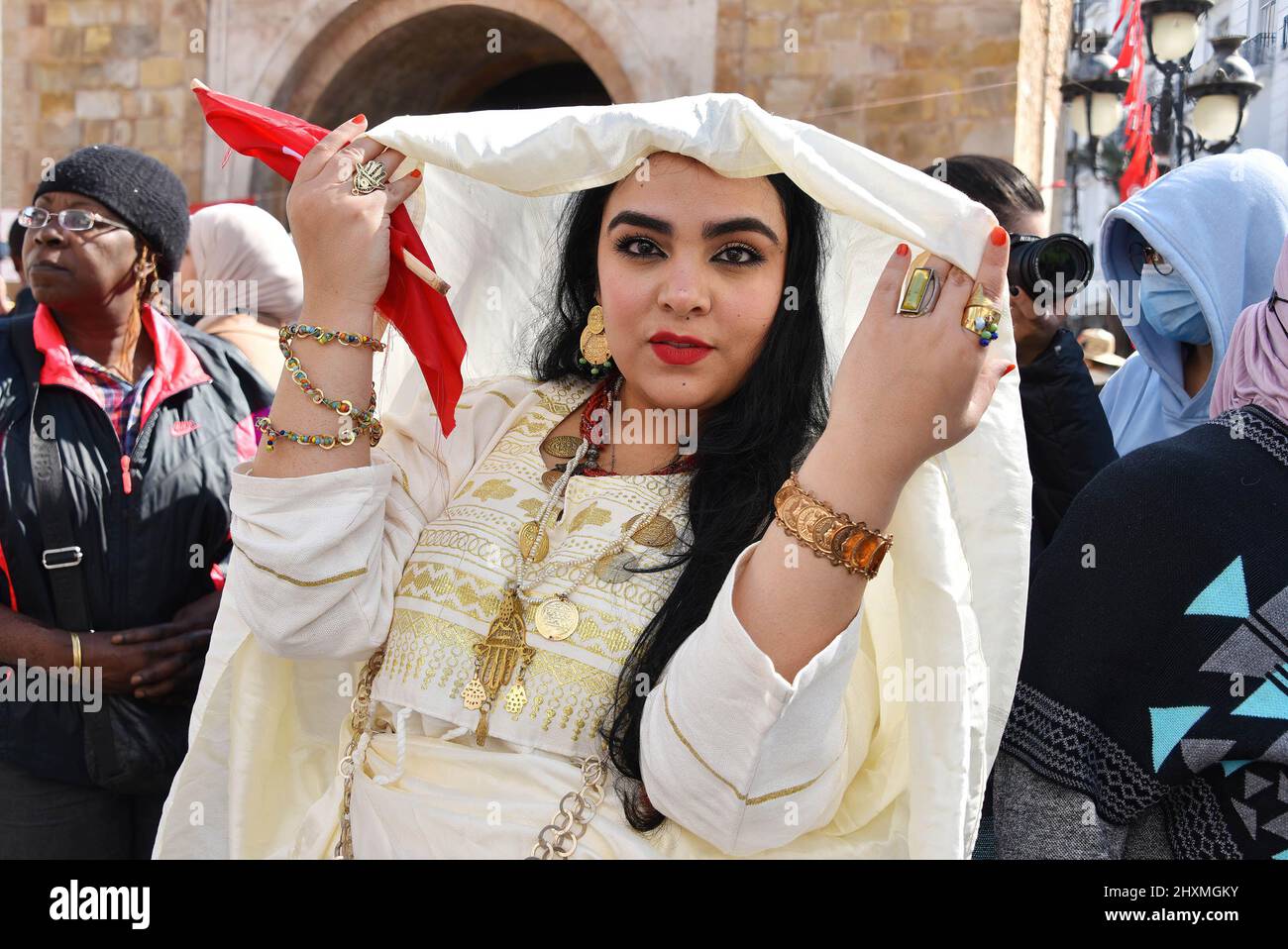 Una donna tunisina vestita con abiti tradizionali partecipa a