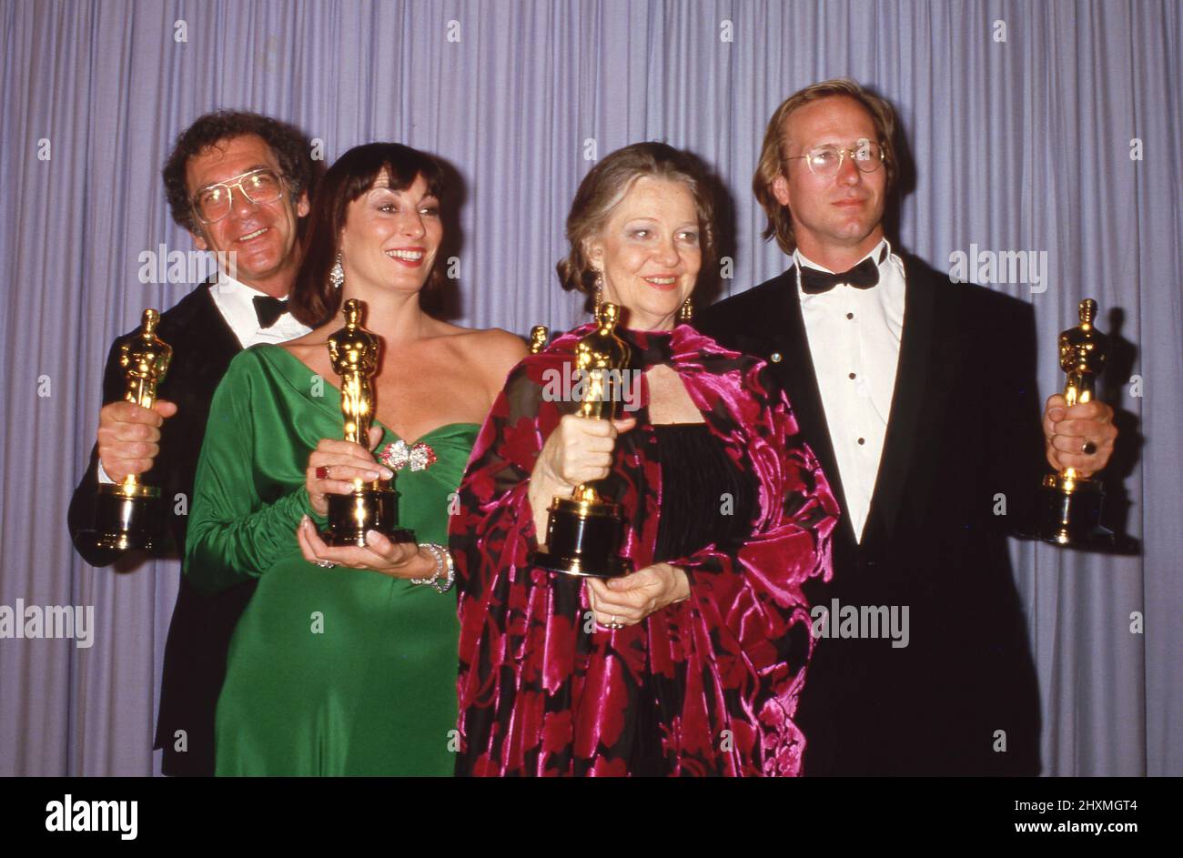 **FOTO DEL FILE** William Hurt è passato via. Sydney Pollack, Anjelica Huston, Geraldine Page, e William Hurt al 58th Annual Academy Awards 24 marzo 1986 credito: Ralph Dominguez/MediaPunch Foto Stock