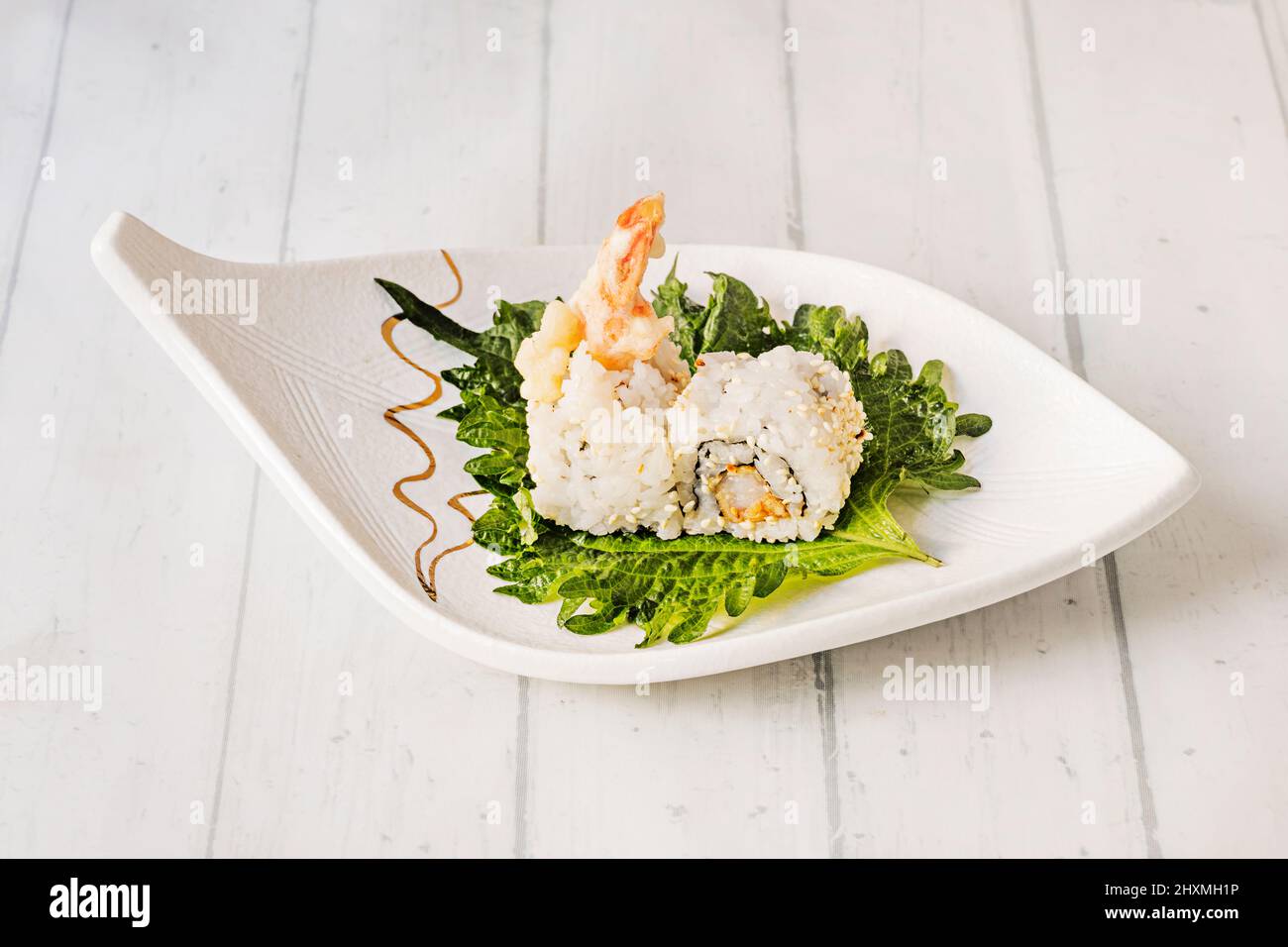 Questa ricetta maki di gamberi tempura è perfetta per praticare nuovi piatti che sono un po 'più complicati da preparare. Foto Stock