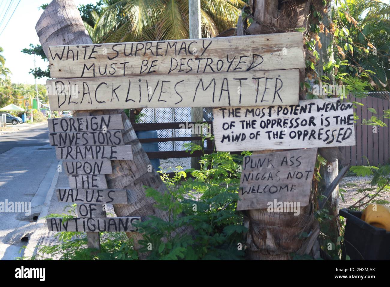 Wooden Black Lives Matter protesta segni contro la supremazia bianca sulla strada nel porto inglese di Antigua e Barbuda Foto Stock