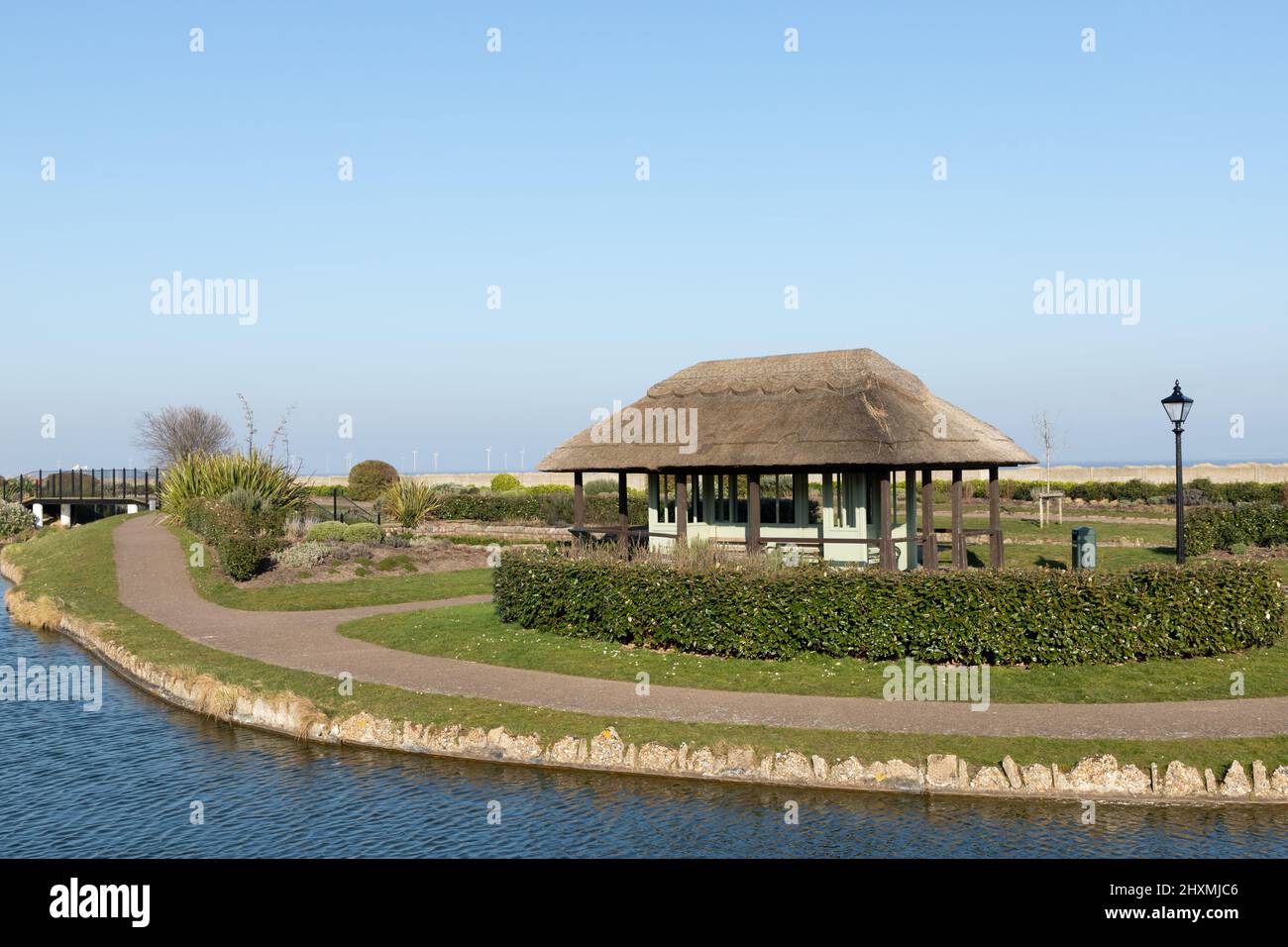 Lago in barca sulle vie navigabili veneziane sul lungomare di Great Yarmouth nel Norfolk del Nord, Regno Unito, in una giornata di cielo limpido Foto Stock