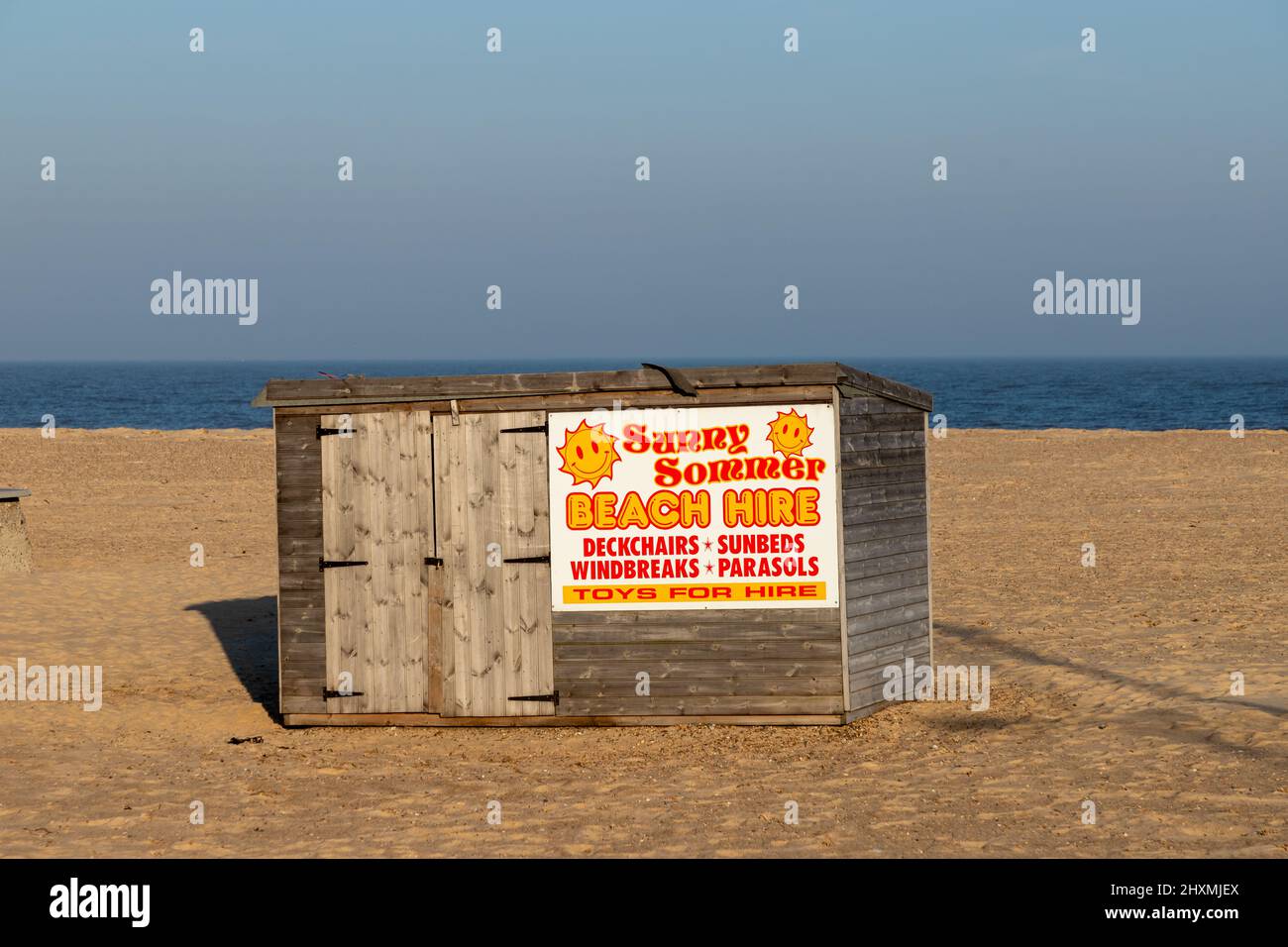 Un ombrellone e deckchairr in affitto capanna sulla spiaggia a Great Yarrmouth, North Norfolk nel Regno Unito. Chiuso per offseason Foto Stock