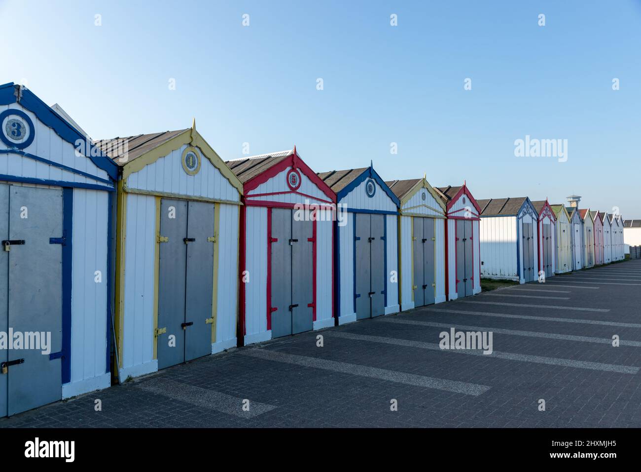 La spiaggia si affaccia sul lungomare di Great Yarrmouth, North Norfolk, Regno Unito, in un bel pomeriggio di marzo con un cielo blu chiaro Foto Stock