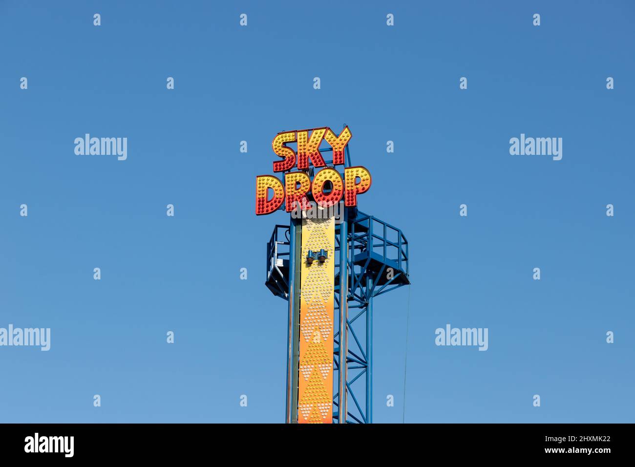 Giro nel parco di divertimenti Sky Drop nella Great Yarrmouth Pleasure Beach nel Norfolk del Nord, Regno Unito Foto Stock