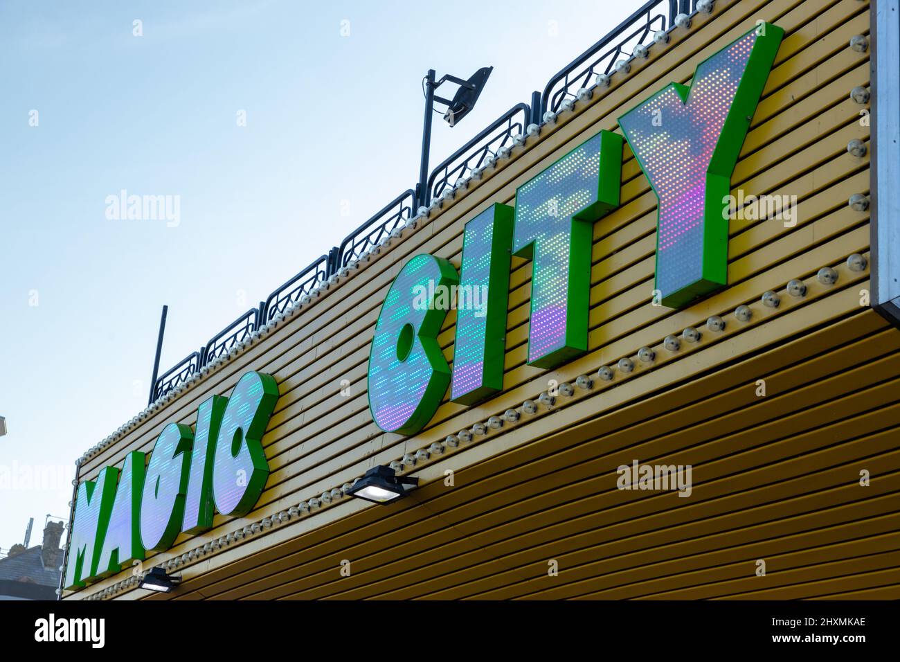 Magic City gioco arcade su Marine Parade a Great Yarmouth, North Nofolk, Regno Unito su un soleggiato cielo blu pomeriggio di marzo Foto Stock