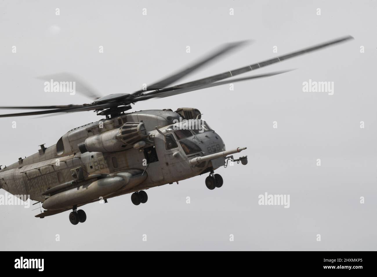 United States Marine Corps CH-53E Super Stallion in volo su NAF El Centro, Imperial Valley, California Foto Stock