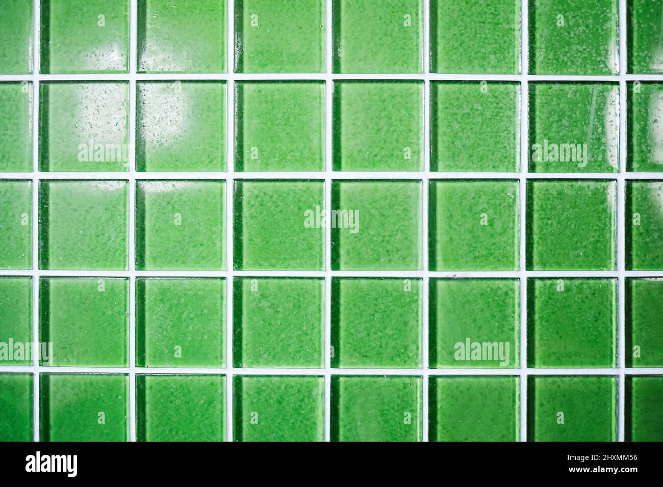 Verde brillante con sfondo bianco grout retro piastrelle backsplash Foto Stock