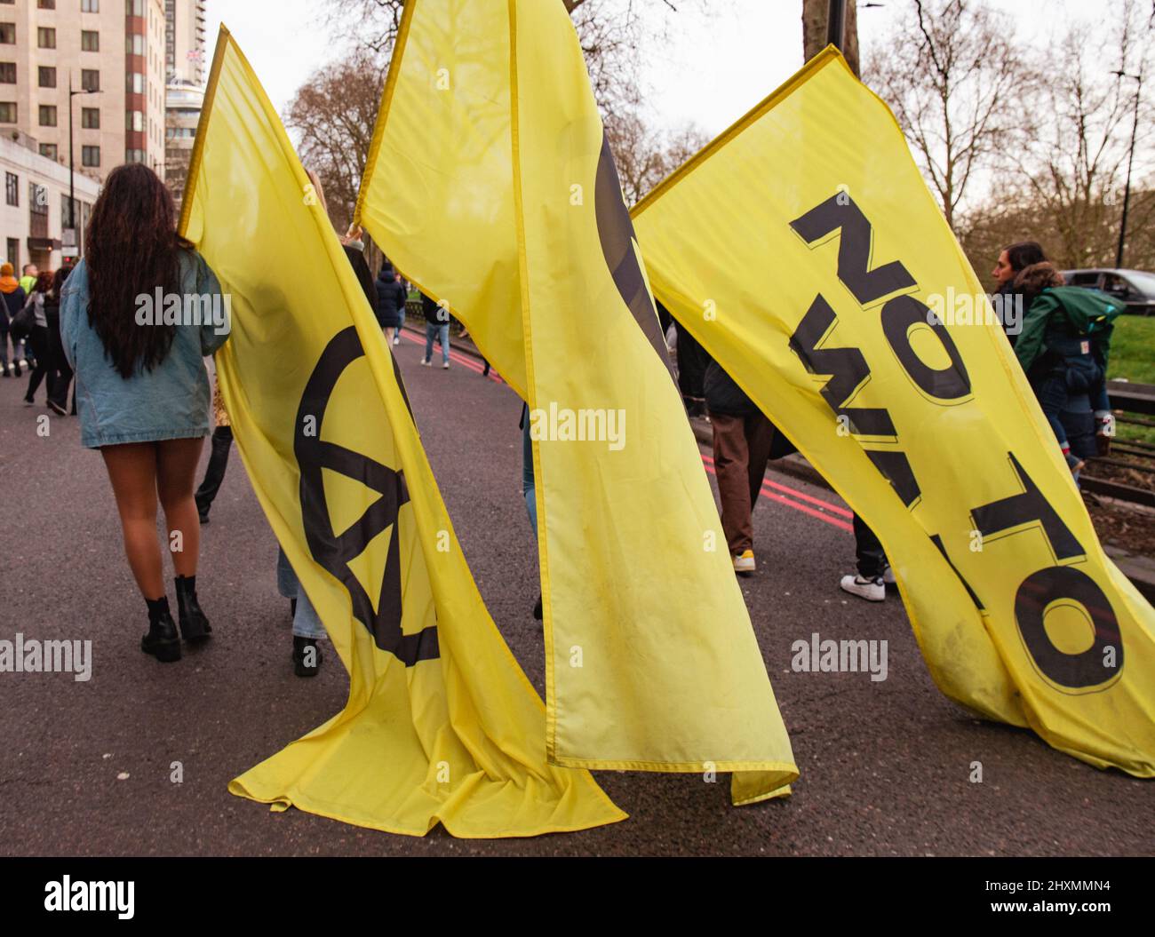 Londra, Inghilterra, Regno Unito 13 marzo 2022 Salva la nostra scena, Dance for Peace Parade, evento di raccolta fondi per il Comitato di emergenza disastri e solidarietà con la popolazione Ucraina. Diverse migliaia di persone, tra cui sei sistemi sonori, hanno attraversato le strade di Londra per protestare contro la guerra in Ucraina Foto Stock