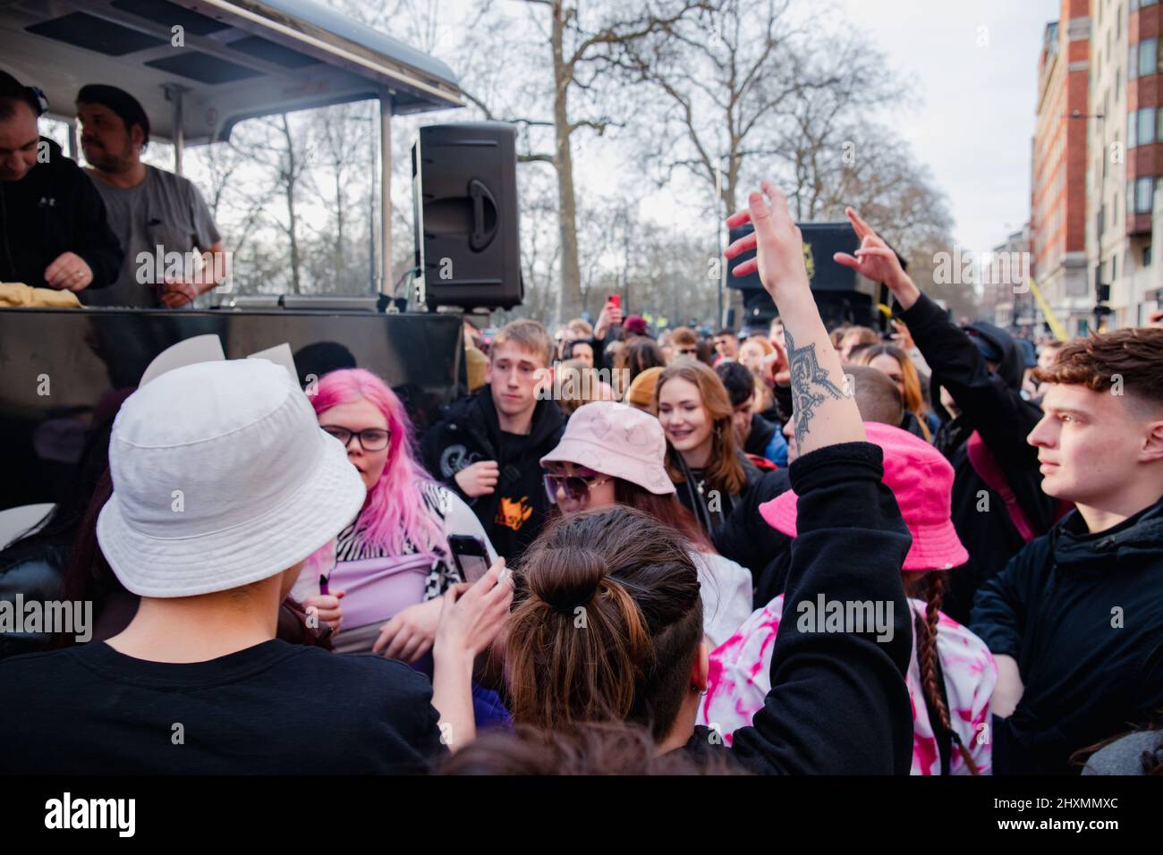Londra, Inghilterra, Regno Unito 13 marzo 2022 Salva la nostra scena, Dance for Peace Parade, evento di raccolta fondi per il Comitato di emergenza disastri e solidarietà con la popolazione Ucraina. Diverse migliaia di persone, tra cui sei sistemi sonori, hanno attraversato le strade di Londra per protestare contro la guerra in Ucraina Foto Stock