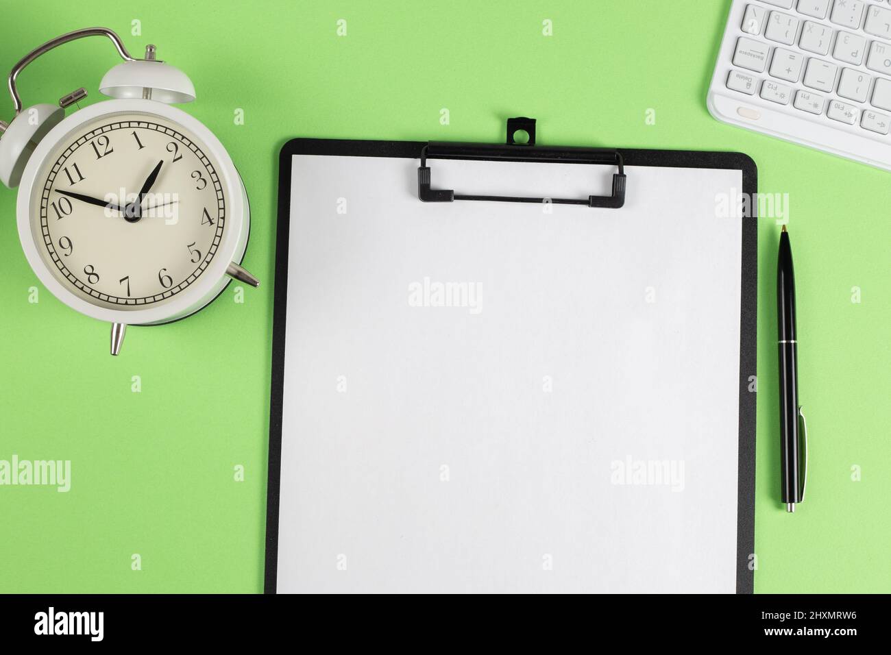 Un blocco note con un foglio di carta vuoto e una penna accanto ad esso sulla tabella. Pianificazione settimana di lavoro concetto, piano, checklist, per fare elenco idea Foto Stock