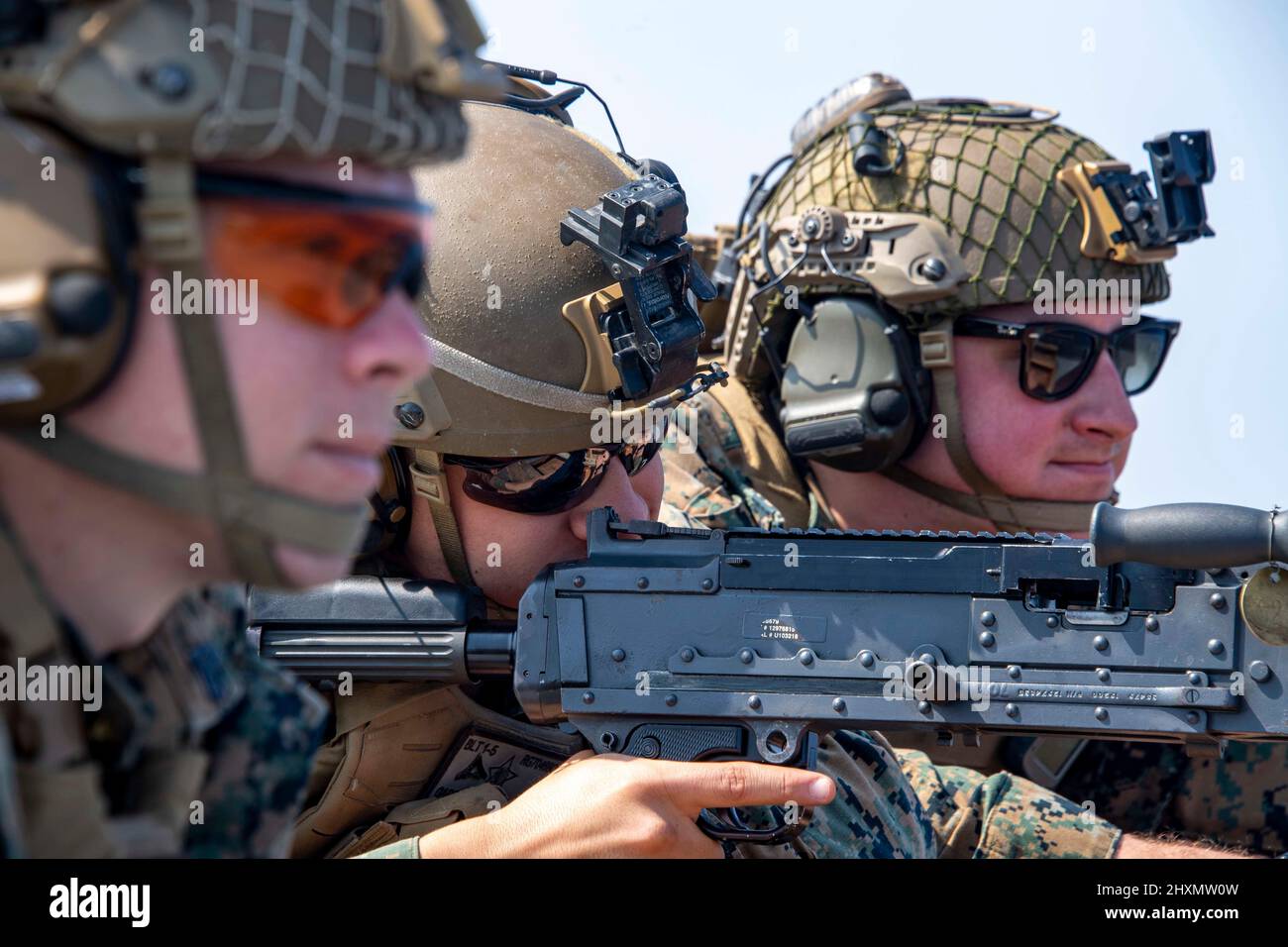 PHILIPPINE SEA (4 marzo 2022) Marines ha assegnato all'unità di spedizione marina (MEU) 31st una mitragliatrice del calibro di .50 durante un'esercitazione della squadra di azione dell'imbarcazione piccola a bordo della nave di sbarco del bacino anfibio dispiegata in avanti USS Ashland (LSD 48). Ashland, parte dell'America Amphibious Ready Group, insieme al MEU 31st, opera nell'area di responsabilità della flotta USA 7th per migliorare l'interoperabilità con alleati e partner, fungendo da forza di reazione pronta a difendere la pace e la stabilità nella regione Indo-Pacific. (STATI UNITI Foto Navy di Mass Communication Specialist 2nd Classe Michael Doan) Foto Stock