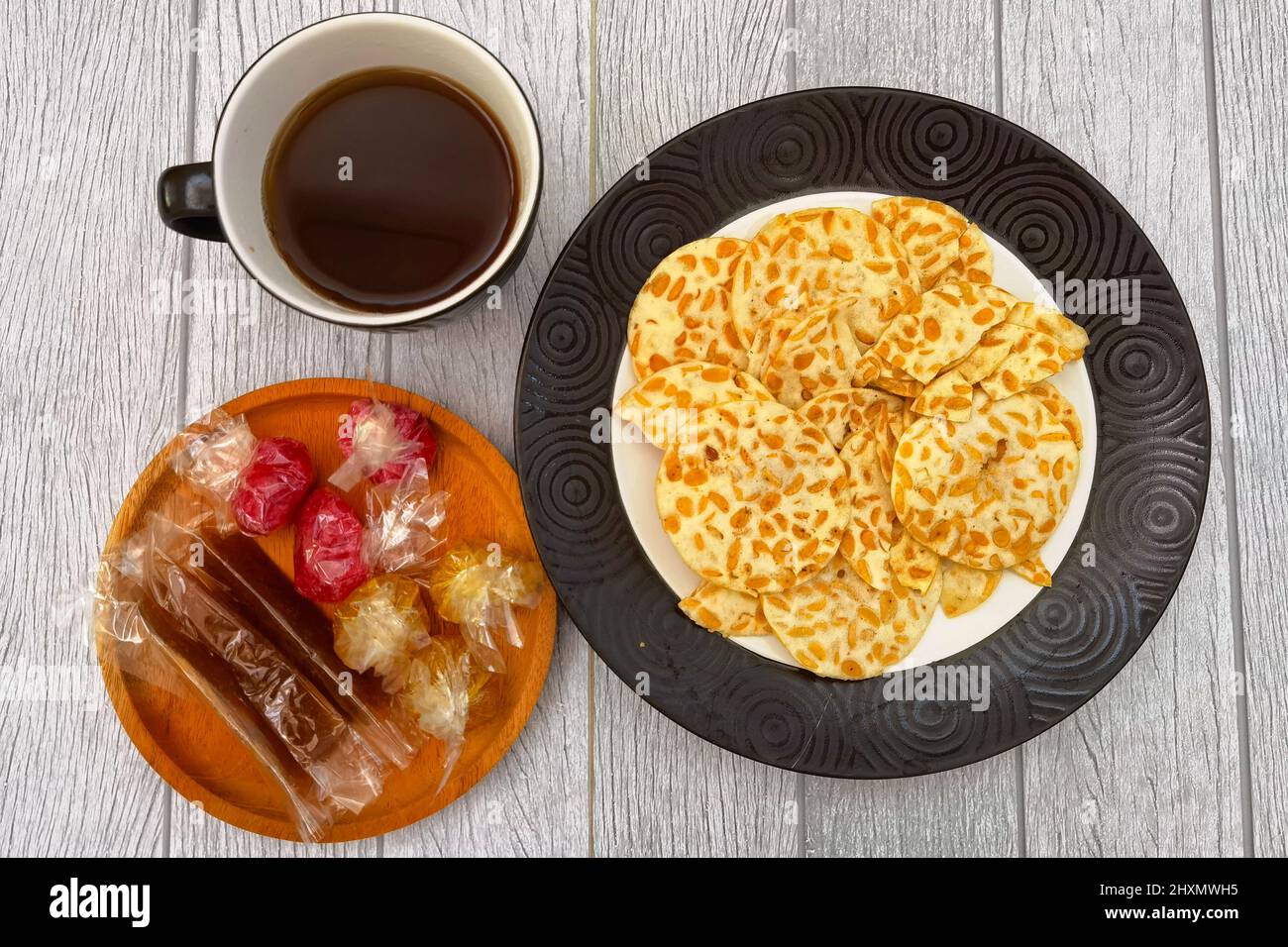 Keripik tempeh croccanti chip, cibo tradizionale di Indonesia, Giacarta, Indonesia Foto Stock