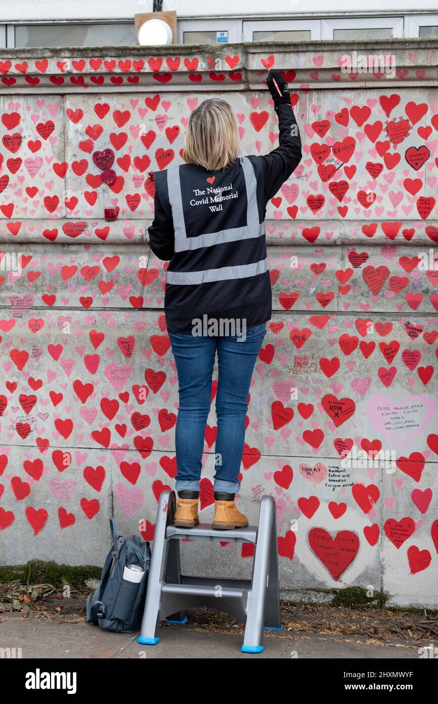 Il 29th marzo 2022 segna il primo anniversario del primo cuore che si sta disegnando sul Muro commemorativo Nazionale del Covid 19. Il giorno, il Covid 19 Bereave Foto Stock