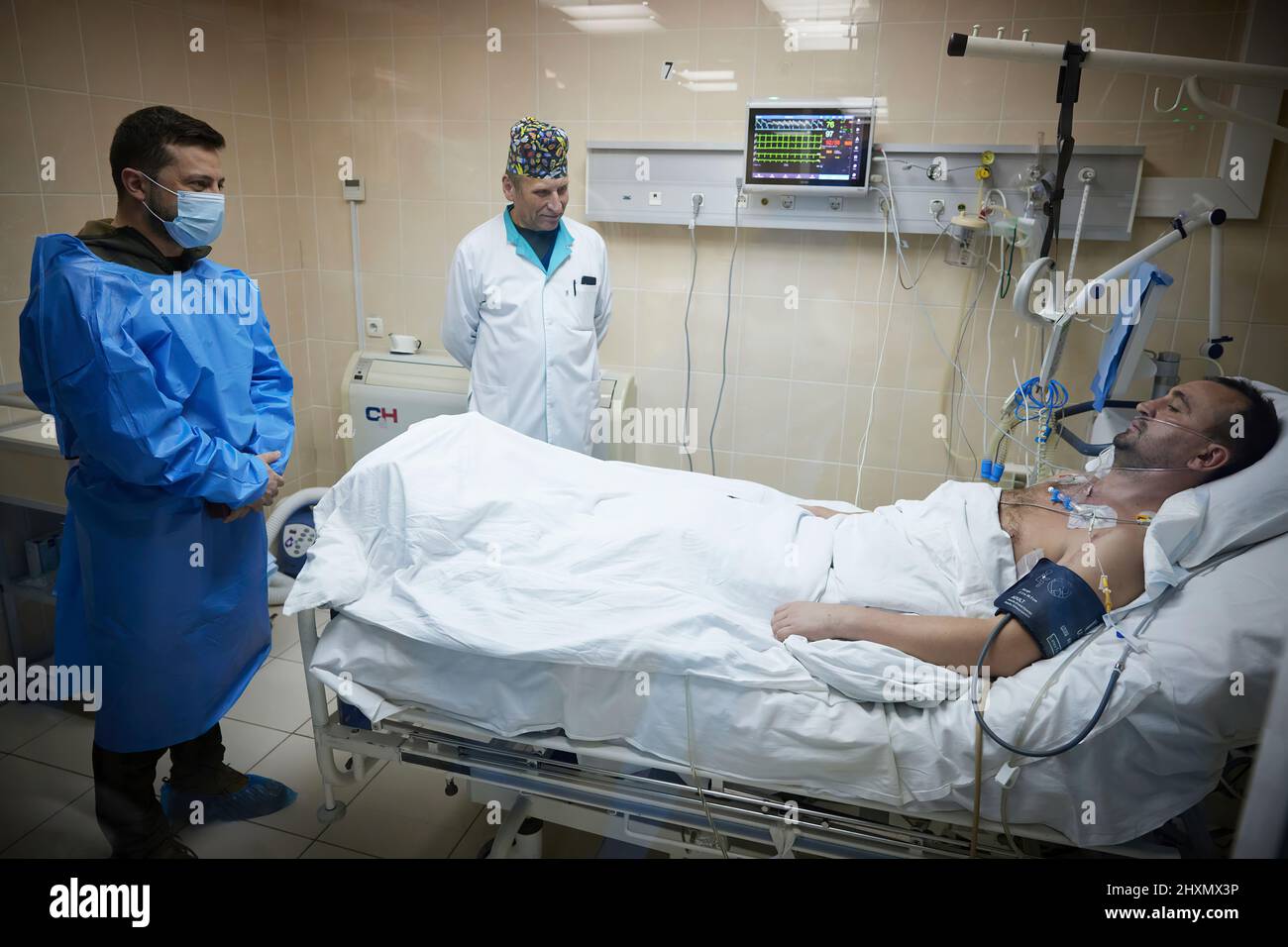 (Kiev, Ucraina - 13,3.22) il presidente dell'Ucraina Volodymyr Zelensky si reca in un ospedale militare a Kiev, in Ucraina per visitare i soldati feriti durante l'invasione russa, assegnando anche medaglie ai combattenti e al personale medico per il loro servizio nel loro paese. (Foto: Ufficio stampa presidenziale Ucraina) Foto Stock