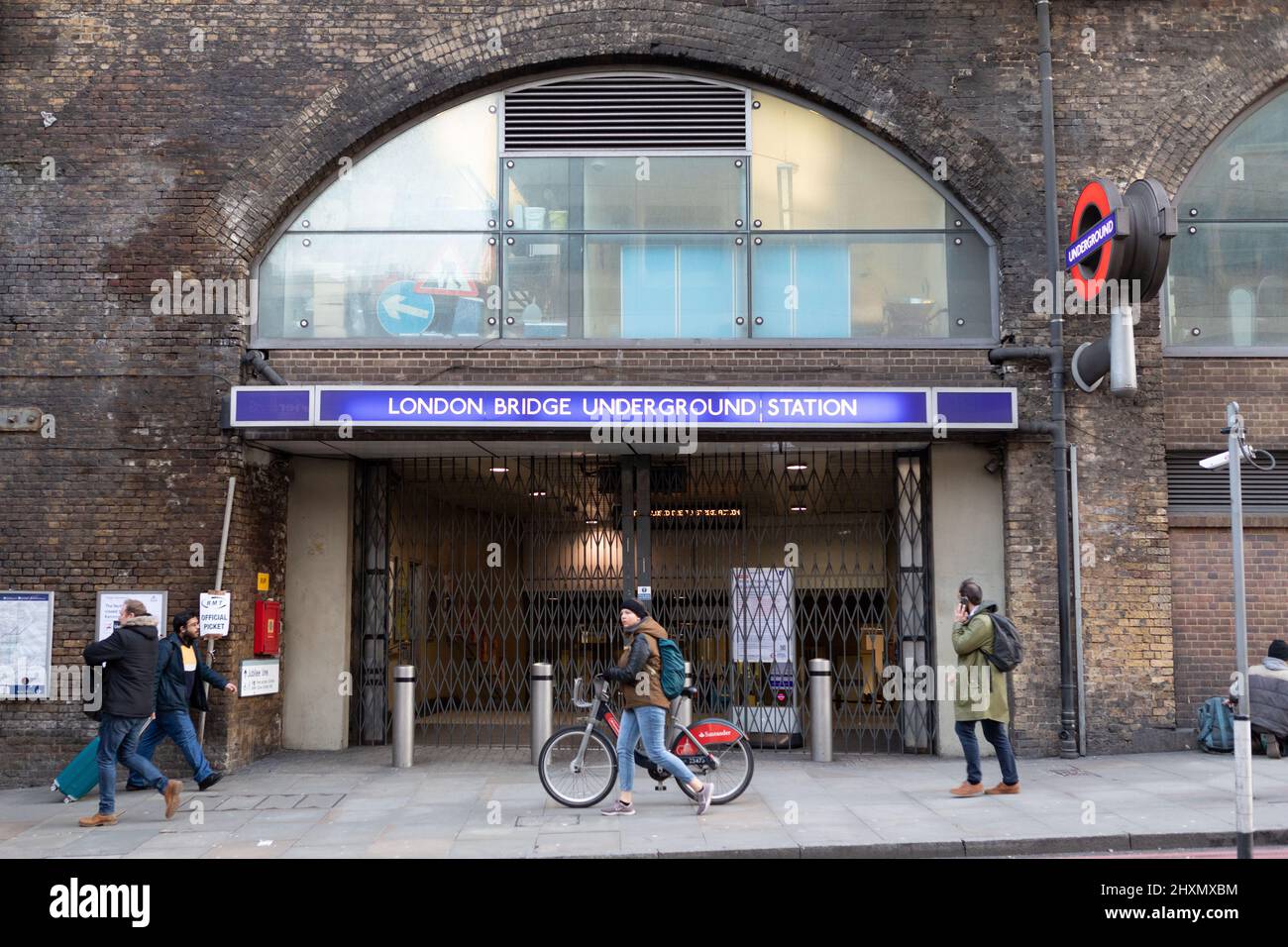 Stazione della metropolitana di London Bridge con cancelli abbassati durante l'ora di punta serale. Condotto da RMT, un altro colpo di tubo di 24 ore si mette in il Giovedi mattina, Foto Stock