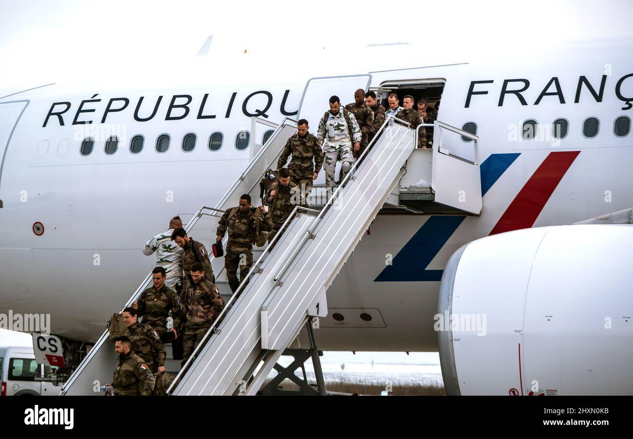 I soldati francesi sbarcano dall'aereo. Il personale militare francese e i veicoli della forza di risposta della NATO (NRF), compresi i VABs (véhicule de l’avant blindé) e AMX-10RCs, arrivano all’aeroporto internazionale Mihail Kogălniceanu in Romania. La NRF è stata attivata per la prima volta nella sua storia per scopi difensivi in risposta all’invasione ingiustificata e provocata dell’Ucraina da parte della Russia, a dimostrazione dell’impegno della NATO nella protezione dei suoi alleati. (FOTO:NATO) Foto Stock