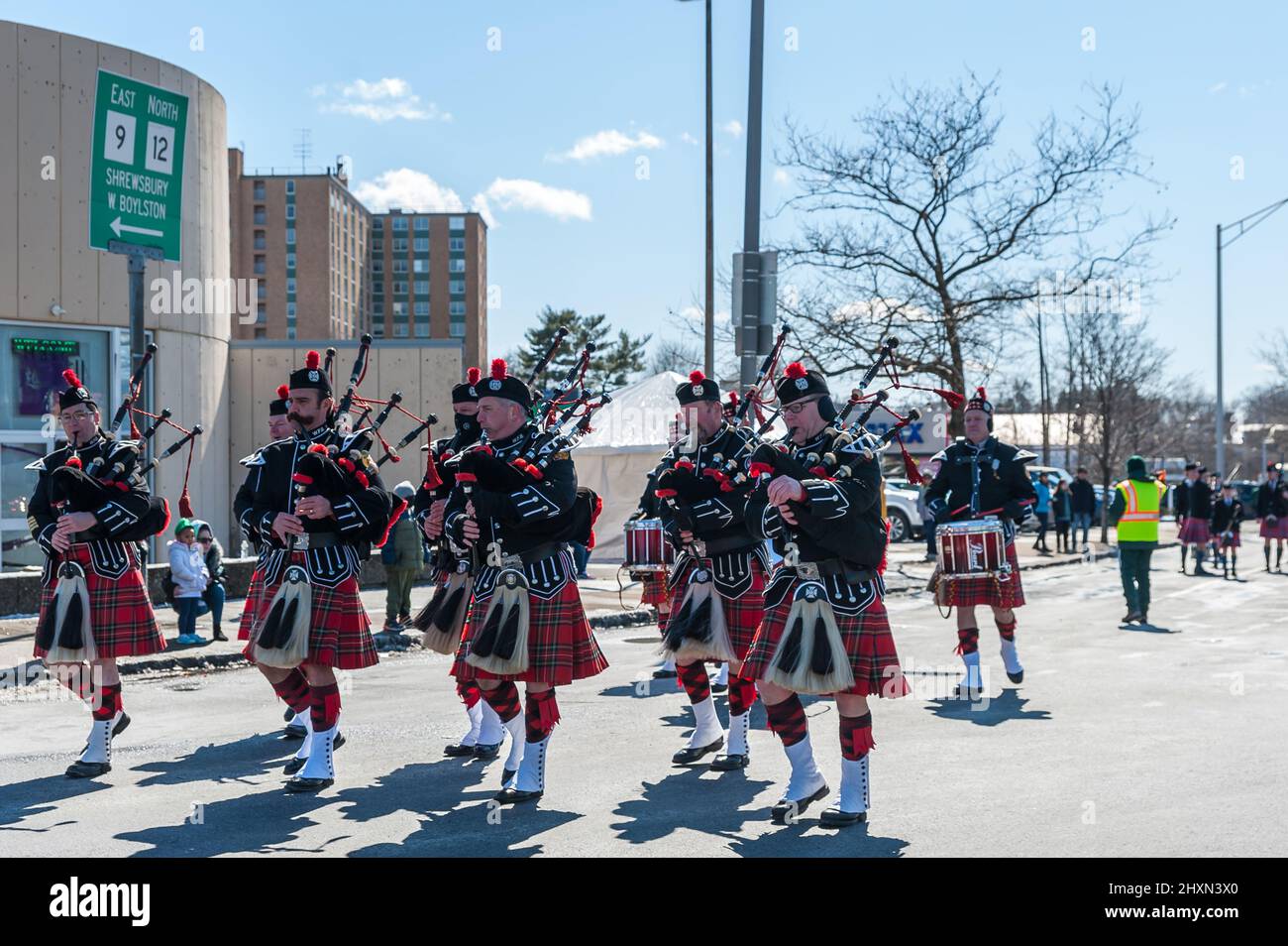 Worcester Fire Brigade Pipes & Drums alla St. Patrick's Day Parade, Worcester, Massachusetts, 13 marzo 2022 Foto Stock