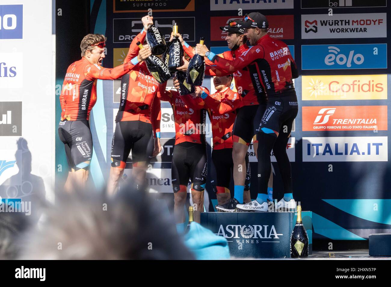 Tronto, Italia, 13/03/2022, Damiano Caruso d'Italia, Phil Bauhaus di Germania, Pello Bilbao Lopez De Armentia di Spagna, Heinrich Haussler d'Australia, Mikel Landa Meana di Spagna, Jan Tratnik di Slovenia, Jasha Sutterlin della Germania e del Team Bahrain vittorioso festeggiando a podio con champagne come miglior vincitore del team nel corso del 57th Tirreno-Adriatico 2022 - Stage 7 a 159km tappa da San Benedetto del Tronto a San Benedetto del Tronto / #TirrenoAdriatico / #WorldTour / il 13 marzo, 2022 a San Benedetto del Tronto. ©Foto: Cinzia Camela. Foto Stock