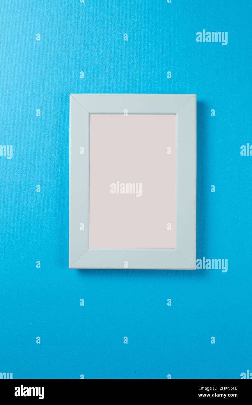 Cornice fotografica vuota sul tavolo. Layout per l'inserimento dell'immagine Foto Stock