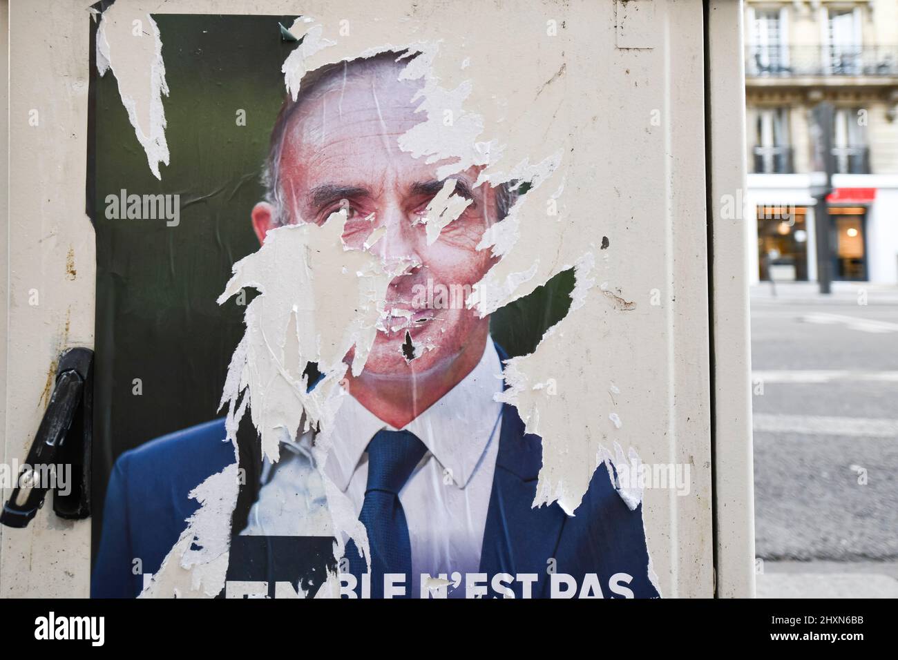 Eric Zemmour 'Reconquete' partito politico francese di estrema destra, 2022 Campagna presidenziale francese (strappata) poster il 13 marzo 2022 a Parigi, Francia. Foto Foto Stock