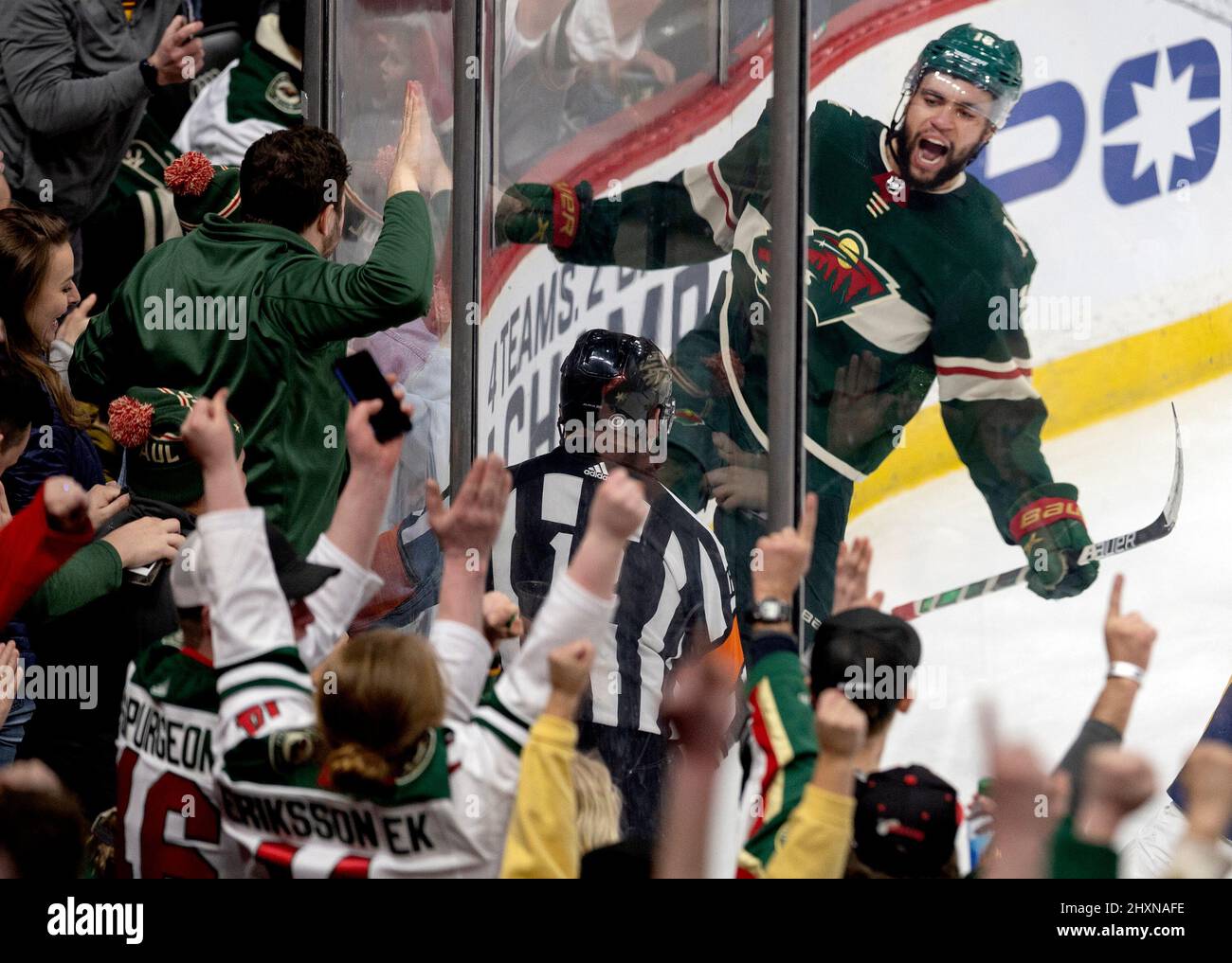 St. Paul, Stati Uniti. 13th Mar 2022. Jordan Greenway (18) del Minnesota Wild celebra dopo un gol nel secondo periodo contro i predatori di Nashville domenica 13 marzo, presso l'Xcel Energy Center di St. Paul, Minnesota. (Foto di Carlos Gonzalez/Minneapolis Star Tribune/TNS/Sipa USA) Credit: Sipa USA/Alamy Live News Foto Stock