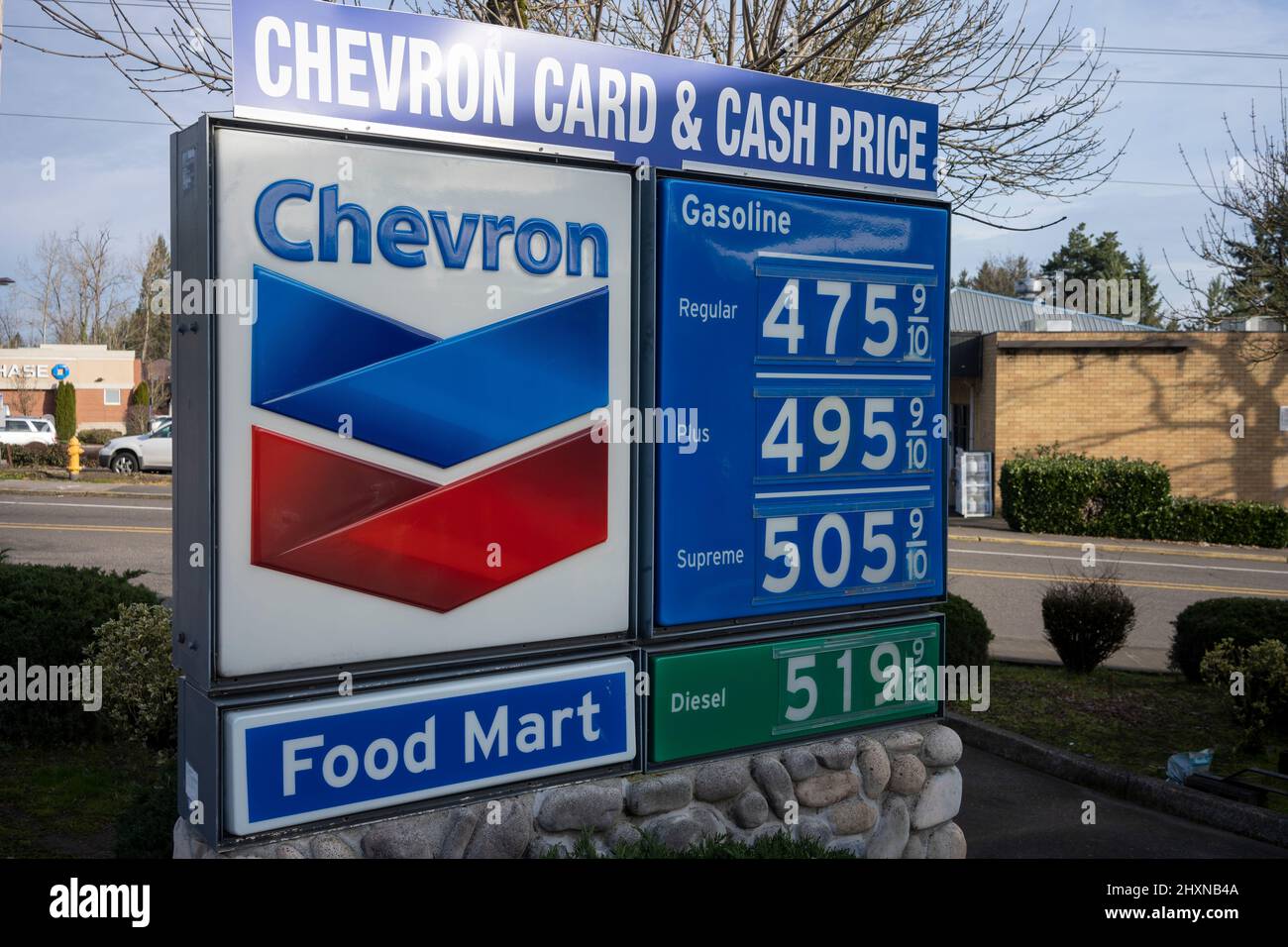 Il segno del prezzo del gas presso una stazione di servizio Chevron a West Linn, Oregon, visto il 11 marzo 2022. I prezzi del petrolio e del gas sono alle stelle a causa della guerra della Russia in Ucraina. Foto Stock