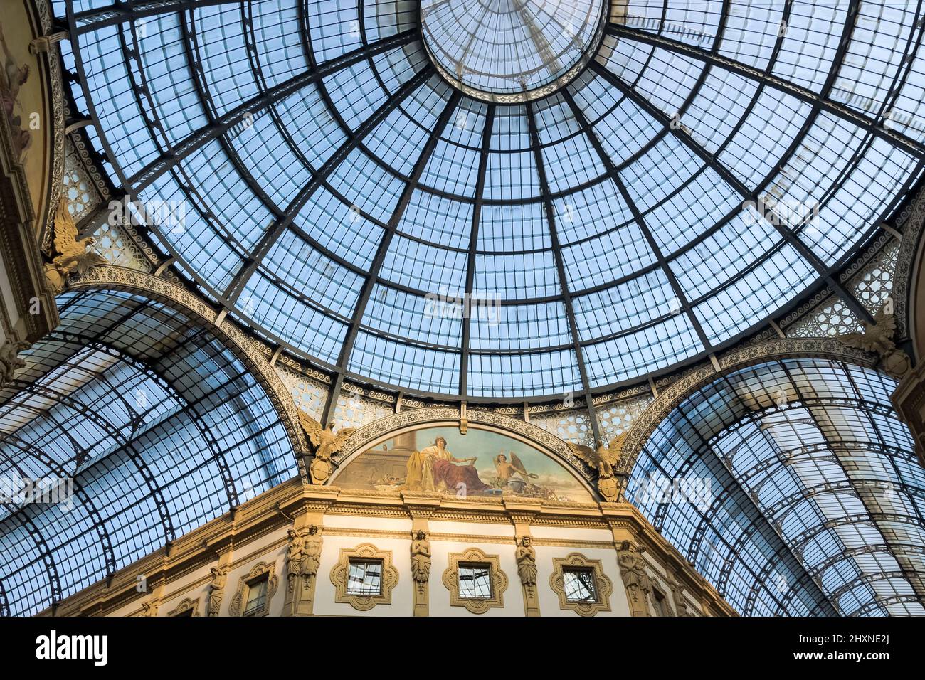 Dettaglio architettonico della Galleria Vittorio Emanuele II nella città di Milano, la più antica galleria commerciale attiva d'Italia e un importante punto di riferimento Foto Stock