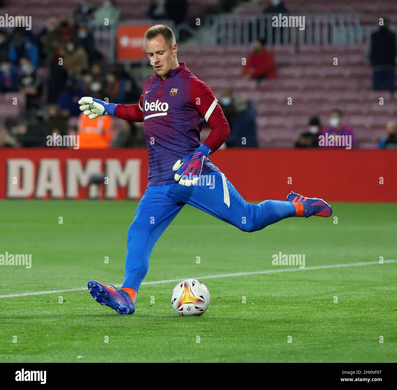 Sabadell, Barcellona, Spagna. 13th Mar 2022. Barcellona Spagna 13.03.2022 Marc Andre Ter Stegen (FC Barcelona) controlla la palla durante la Liga Santander tra il FC Barcelona e CA Osasuna a Camp Nou il 13 marzo 2022 a Barcellona. (Credit Image: © Xavi Urgeles/ZUMA Press Wire) Foto Stock