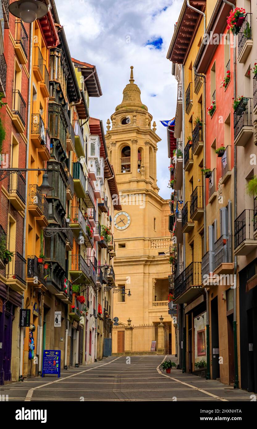 Pamplona, Spagna - Giugno 21 2021: Catedral de Santa Maria la Real, chiesa gotica del 15th secolo, facciata neoclassica progettata da Ventura Rodriguez nel 1783 Foto Stock