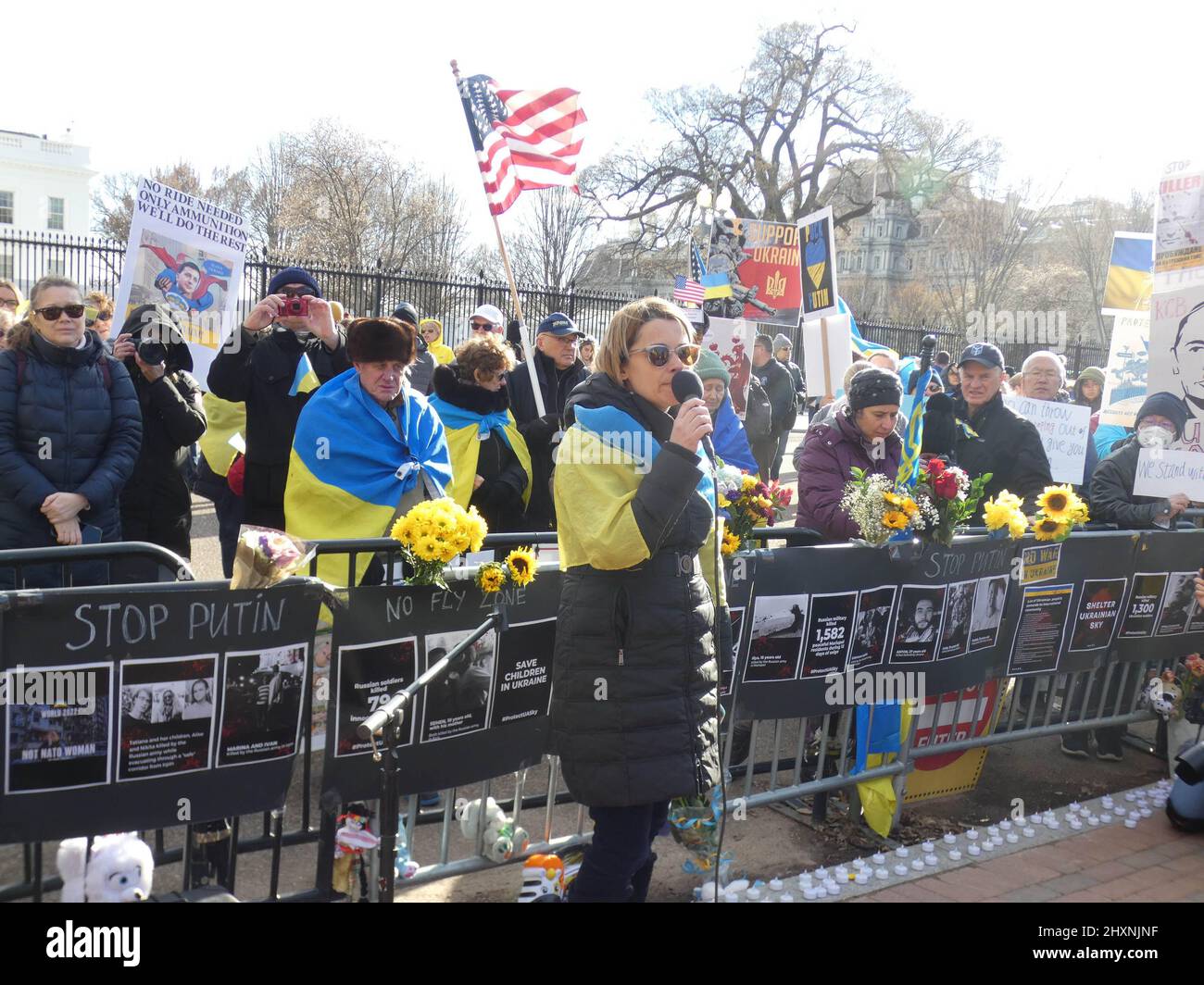 The White House, Washington DC, USA, 13 marzo 2022. I membri della direzione locale della Comunità Ucraina, il clero cristiano ortodosso ucraino e la stampa Ucraina si riuniscono per tenere una veglia pomeridiana di fronte alla Casa Bianca. Credit: Julia Mineeva/EGBN TV News/Alamy Live News Foto Stock