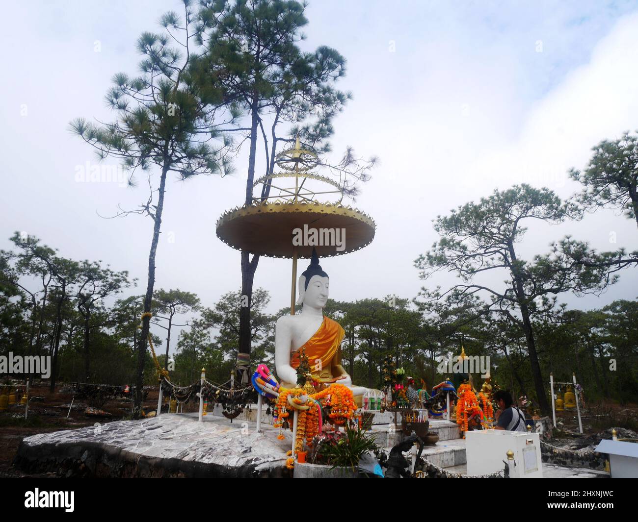 Buddha metta statua attitudine di sottomettersi Mara sul cantiere lan Prasrinakarin sulla montagna superiore per il viaggiatore thai persone visita rispettare preghiera benedizione Foto Stock