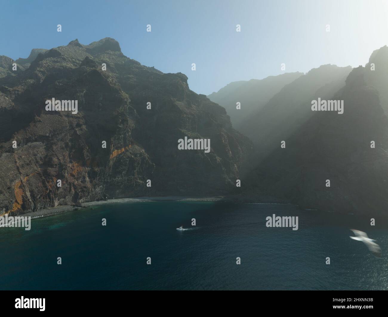 Los Gigantes scoscese enormi scogliere pareti rocciose confinanti con il blu oceano atlantico panorama Seascape.Tenerife, Spagna, Isole Canarie, europa. Foto Stock