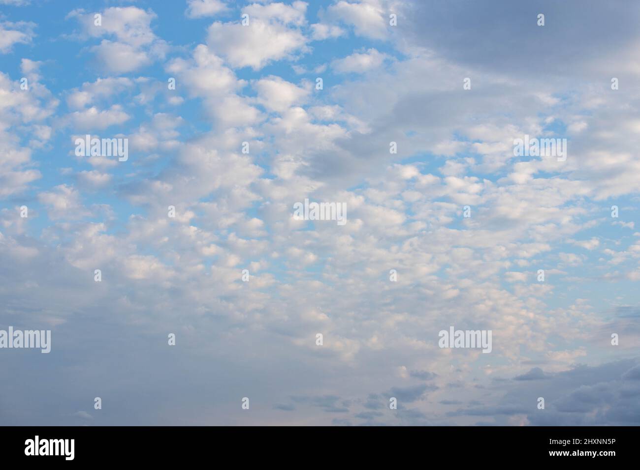 cielo blu nello sfondo del desktop nuvole Foto Stock