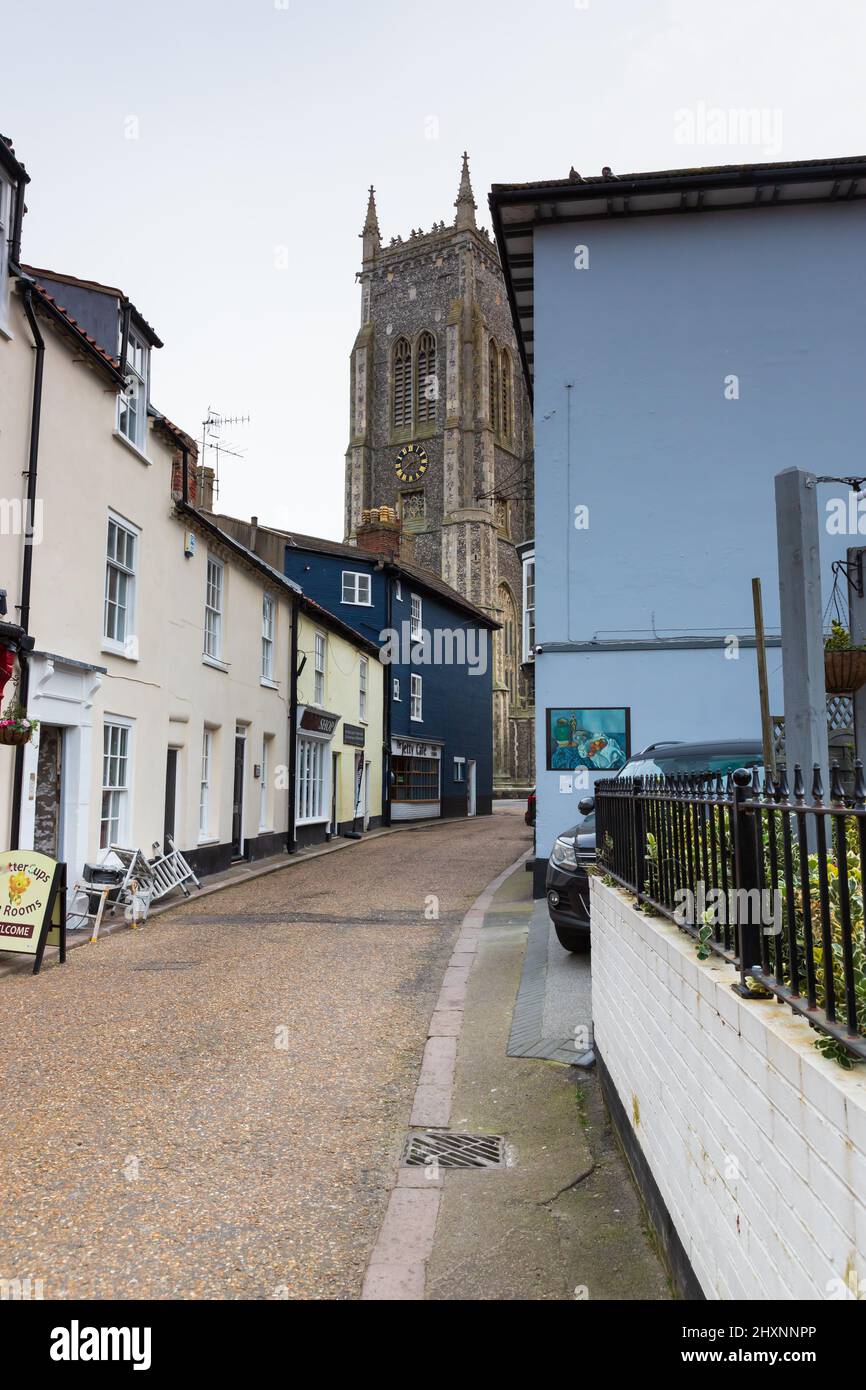 Vista laterale della strada a Cromer, Nofolk nord nel Regno Unito con la Chiesa sullo sfondo Foto Stock