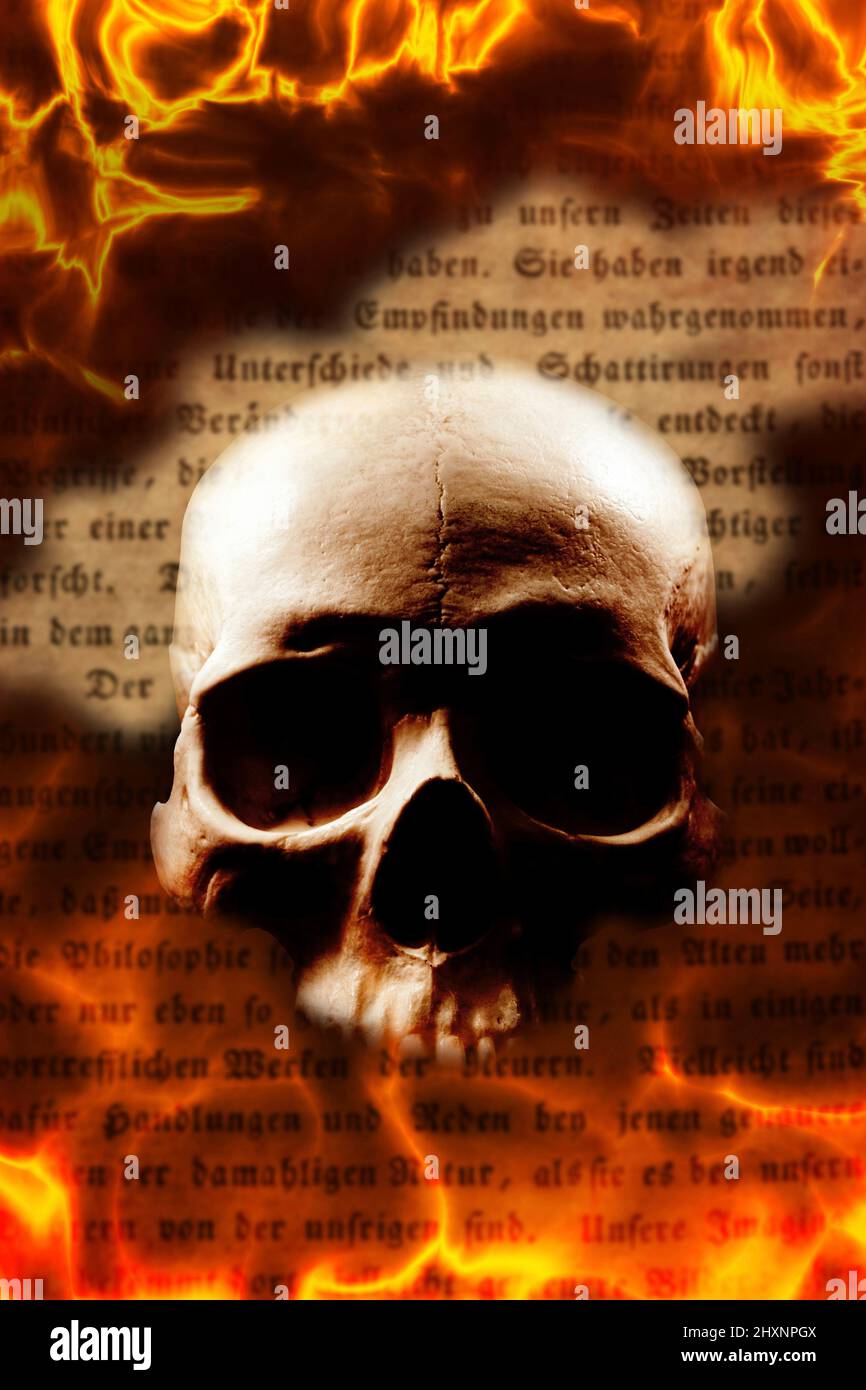 cranio umano e fuoco Foto Stock