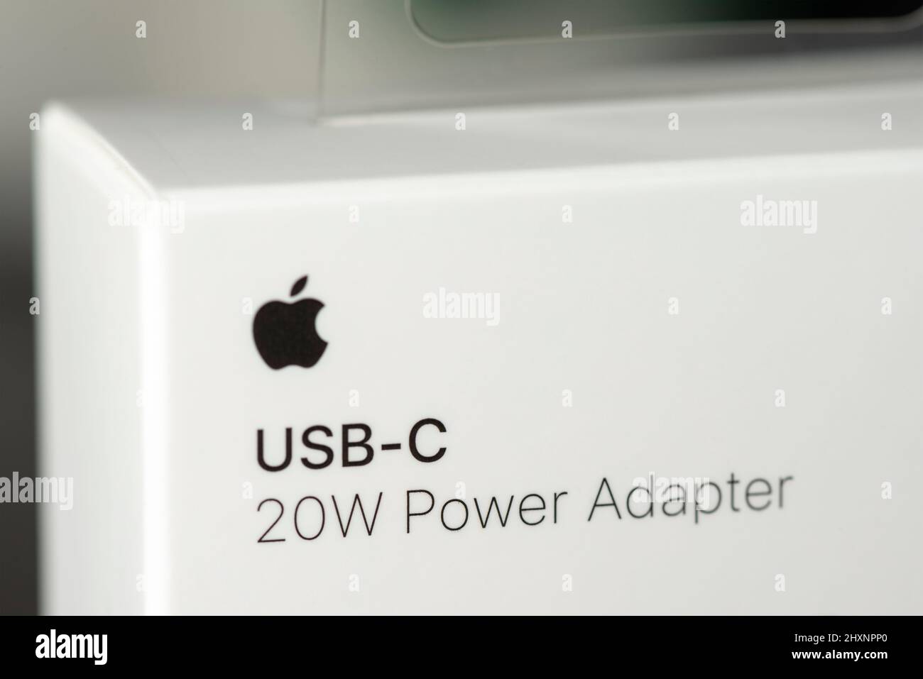 Adattatore di alimentazione USB-C da 20 watt marca Apple Inc. Confezione originale Foto Stock
