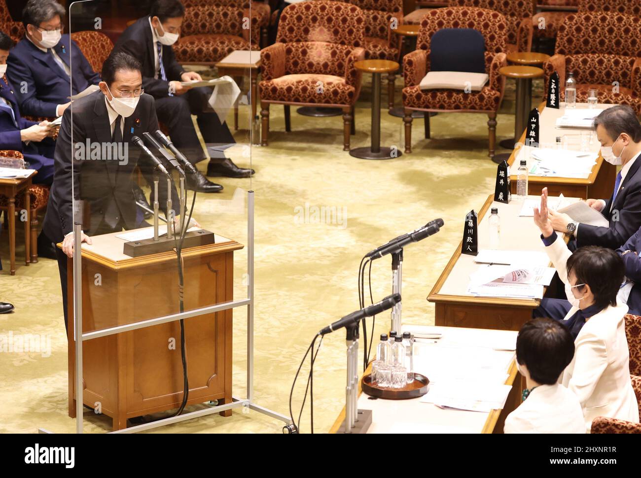 Tokyo, Giappone. 14th Mar 2022. Il primo ministro giapponese Fumio Kishida (L) risponde a una domanda all'opposizione il legislatore Yuko Mori (R) del Partito democratico costituzionale del Giappone durante la sessione del comitato di bilancio della Camera superiore alla Dieta Nazionale di Tokyo lunedì 14 marzo 2022. Credit: Yoshio Tsunoda/AFLO/Alamy Live News Foto Stock