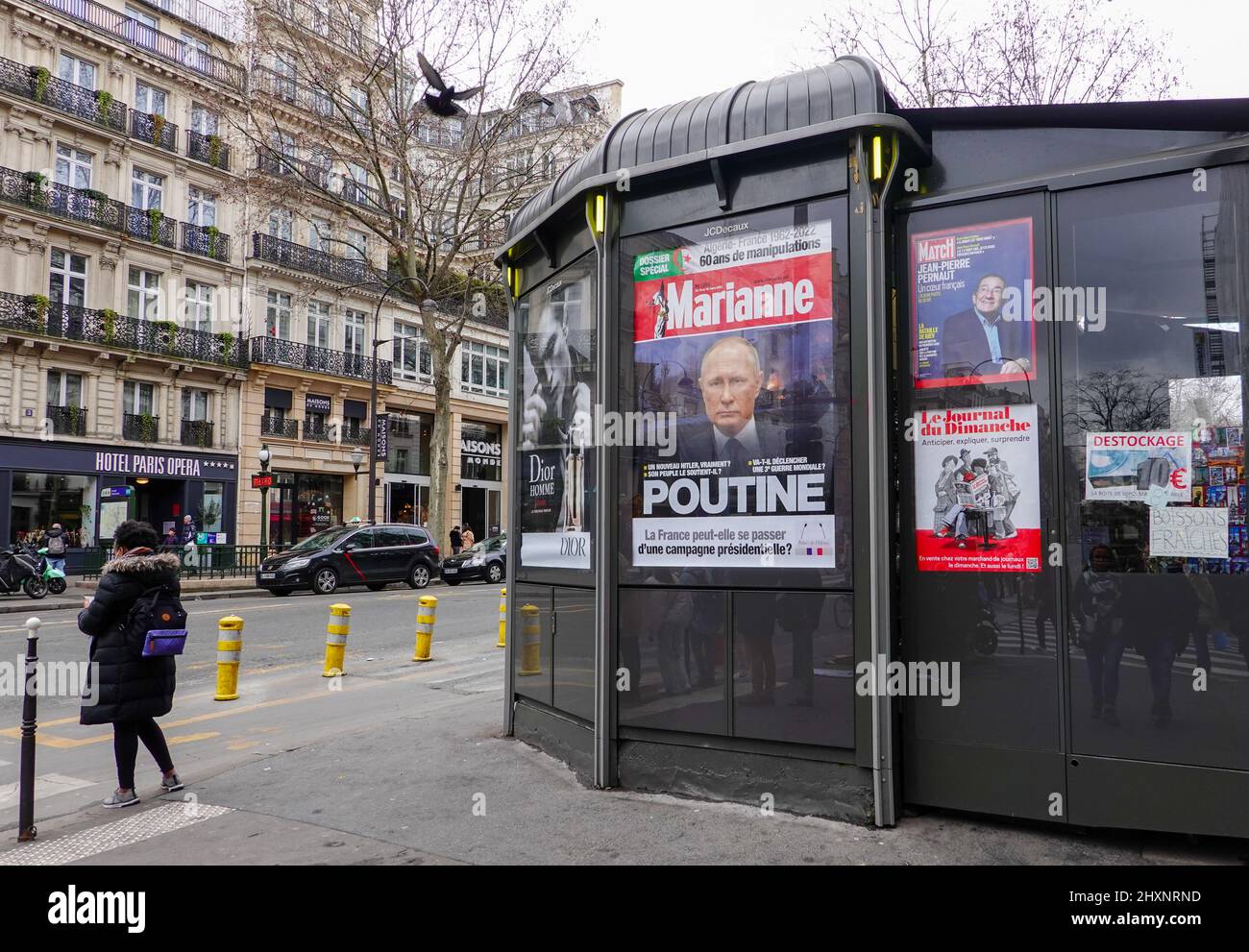 All'esterno dello stand di Parigi, con una copia soffiata della rivista settimanale francese Marianne, dal 10th al 16 marzo 2022, con Putin, Poutine, in copertina, articolo sulla guerra in Ucraina. Foto Stock