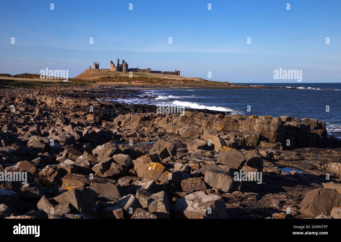 Dunstanburgh Castello e costa, Northumberland, Inghilterra Foto Stock