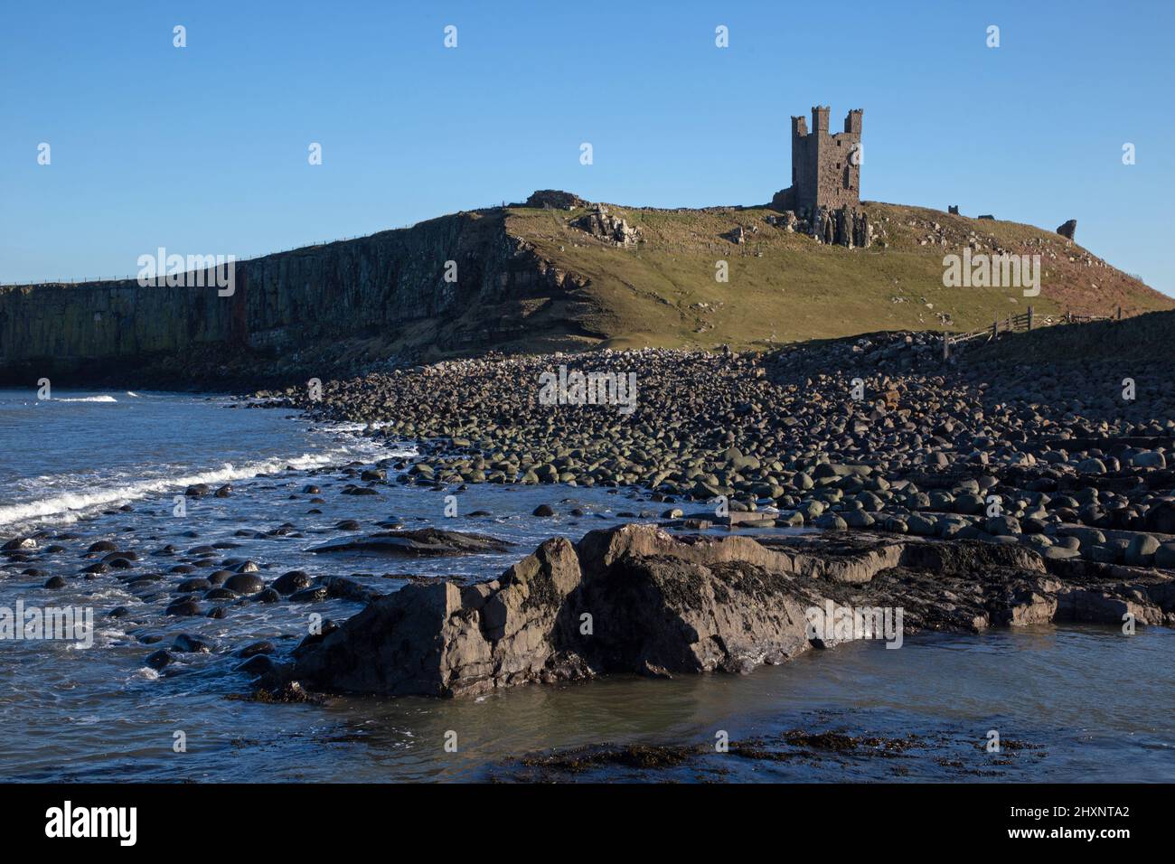 Dunstanburgh Castello e costa, Northumberland, Inghilterra Foto Stock