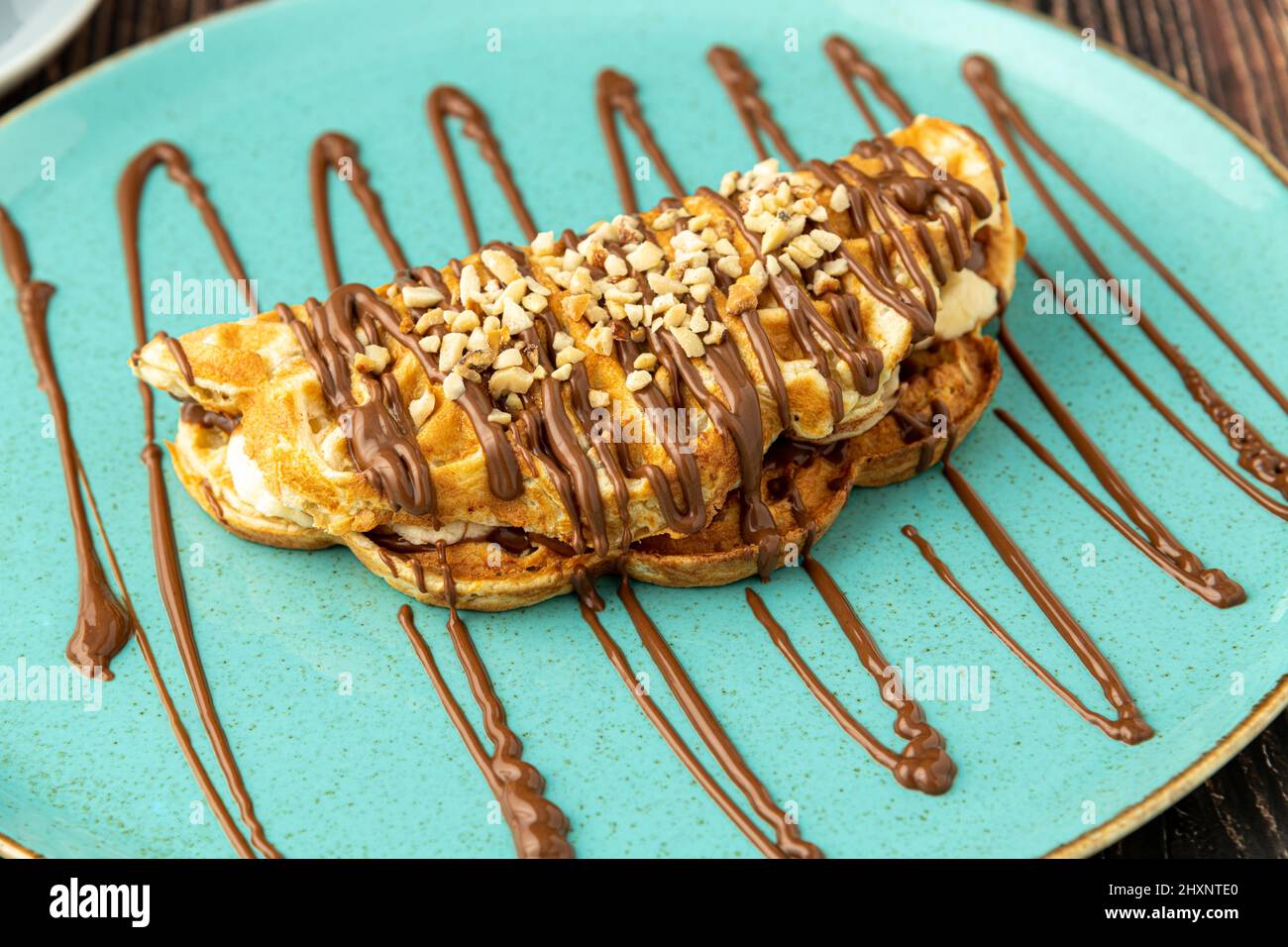 waffle sandwich con banana, fragola, cioccolato e pistacchio sulla parte superiore Foto Stock
