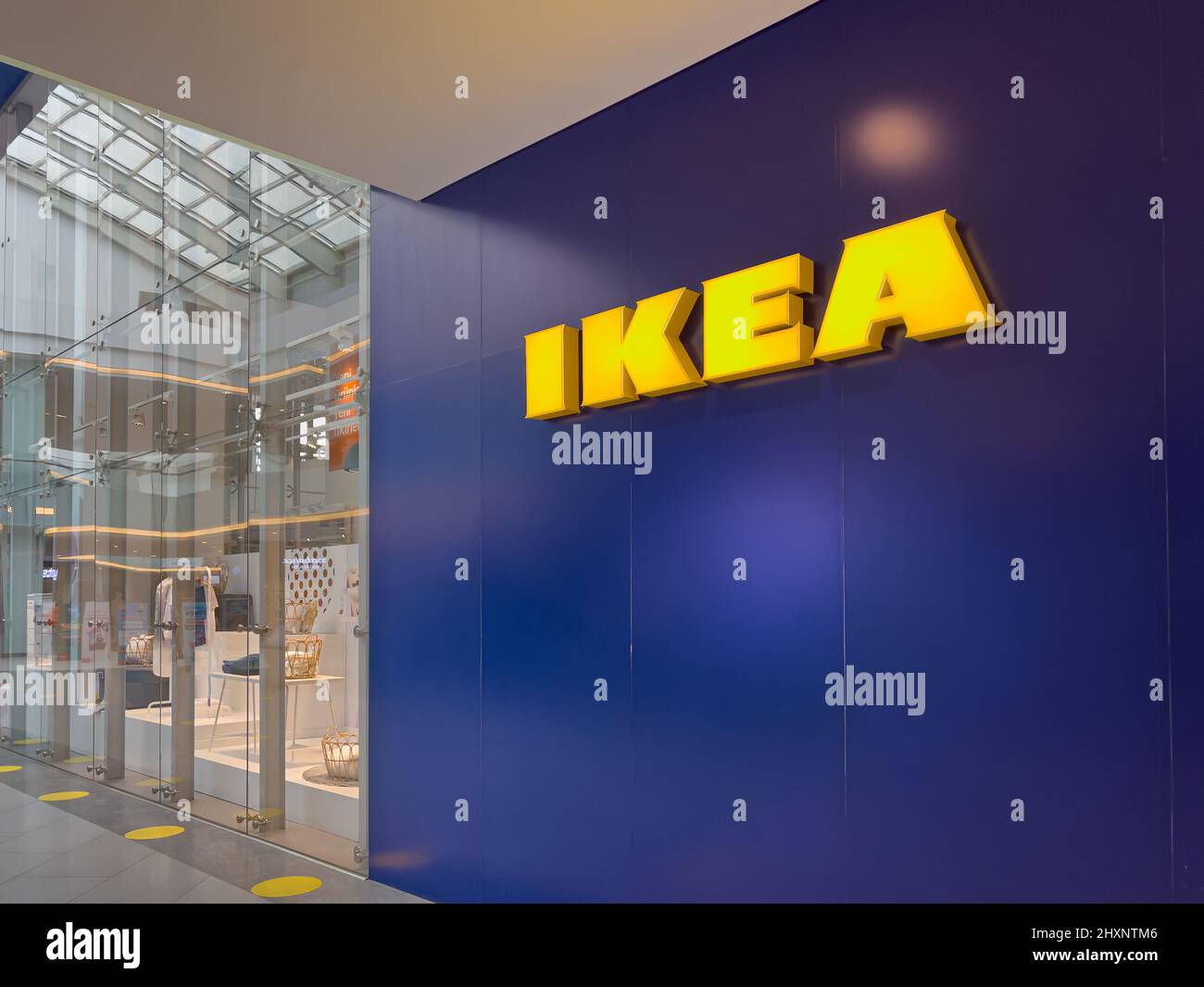 Antalya, Turchia - 12 marzo 2022: Logo IKEA all'ingresso del negozio Ikea all'interno del centro commerciale Foto Stock