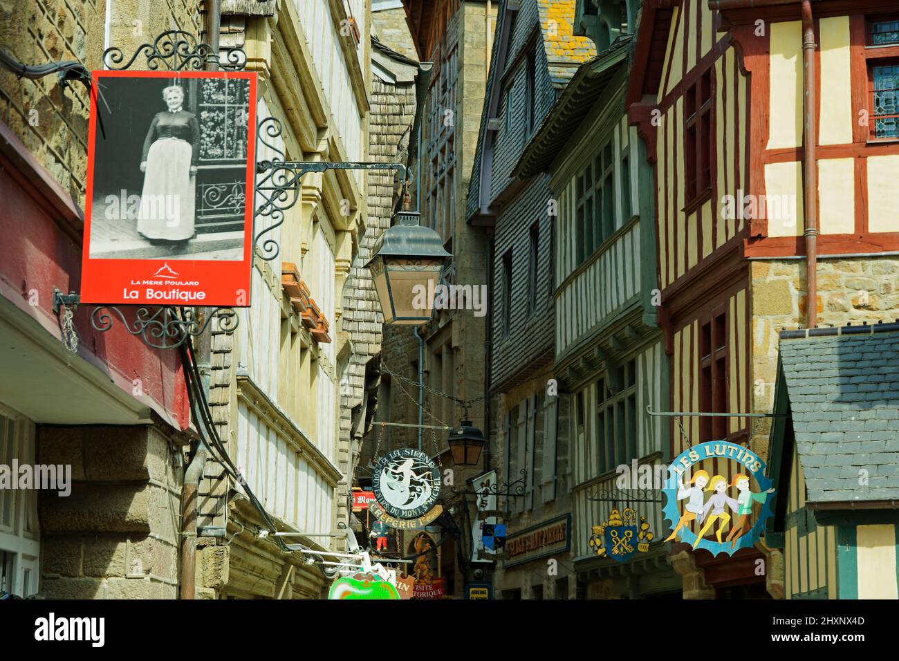 La Grande Rue a Mont-Saint-Michel (vicolo stretto con negozi su entrambi i lati). Manica, Normandia, Francia. Foto Stock