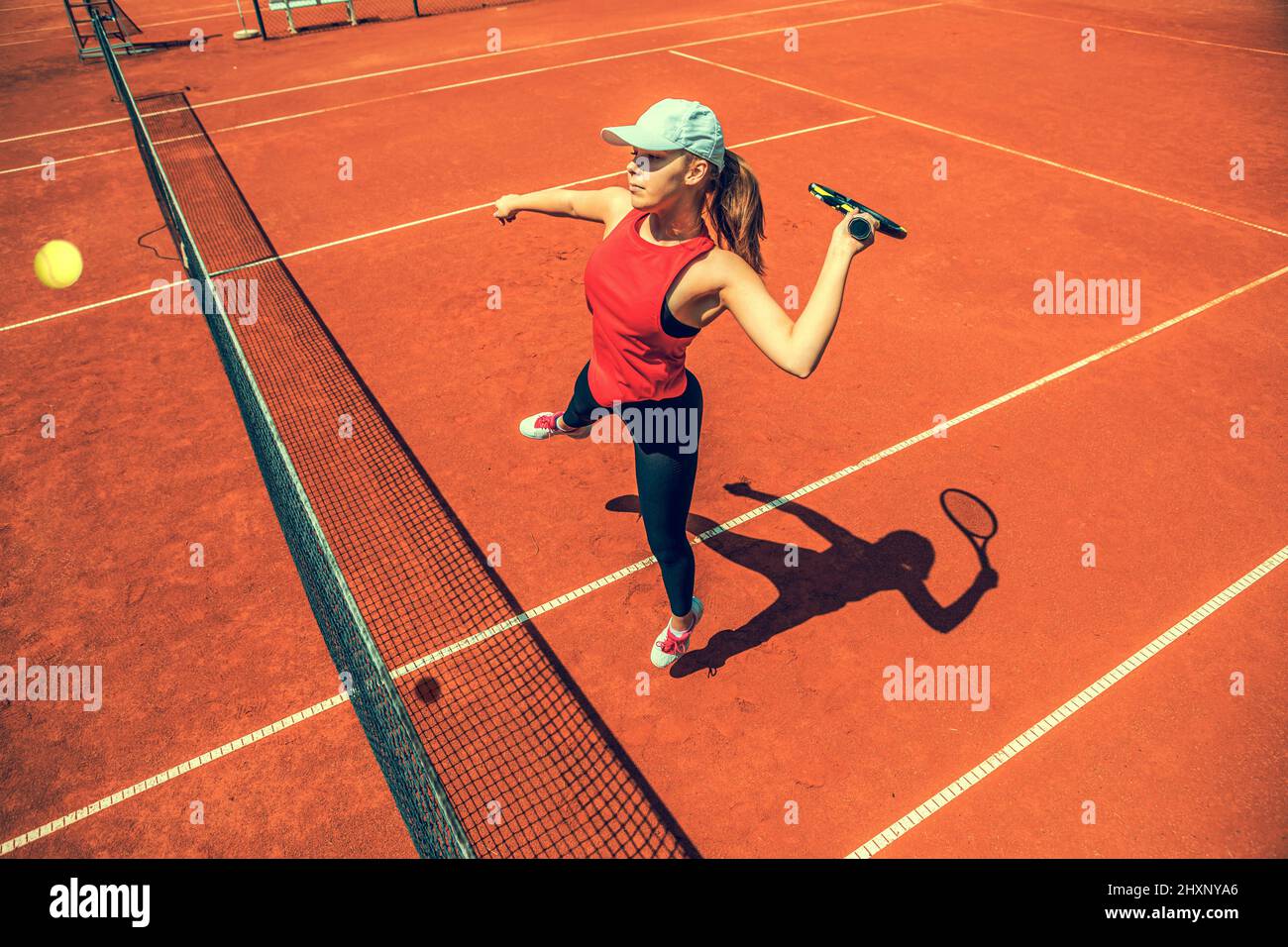 tennista femminile con racchetta sul campo Foto Stock