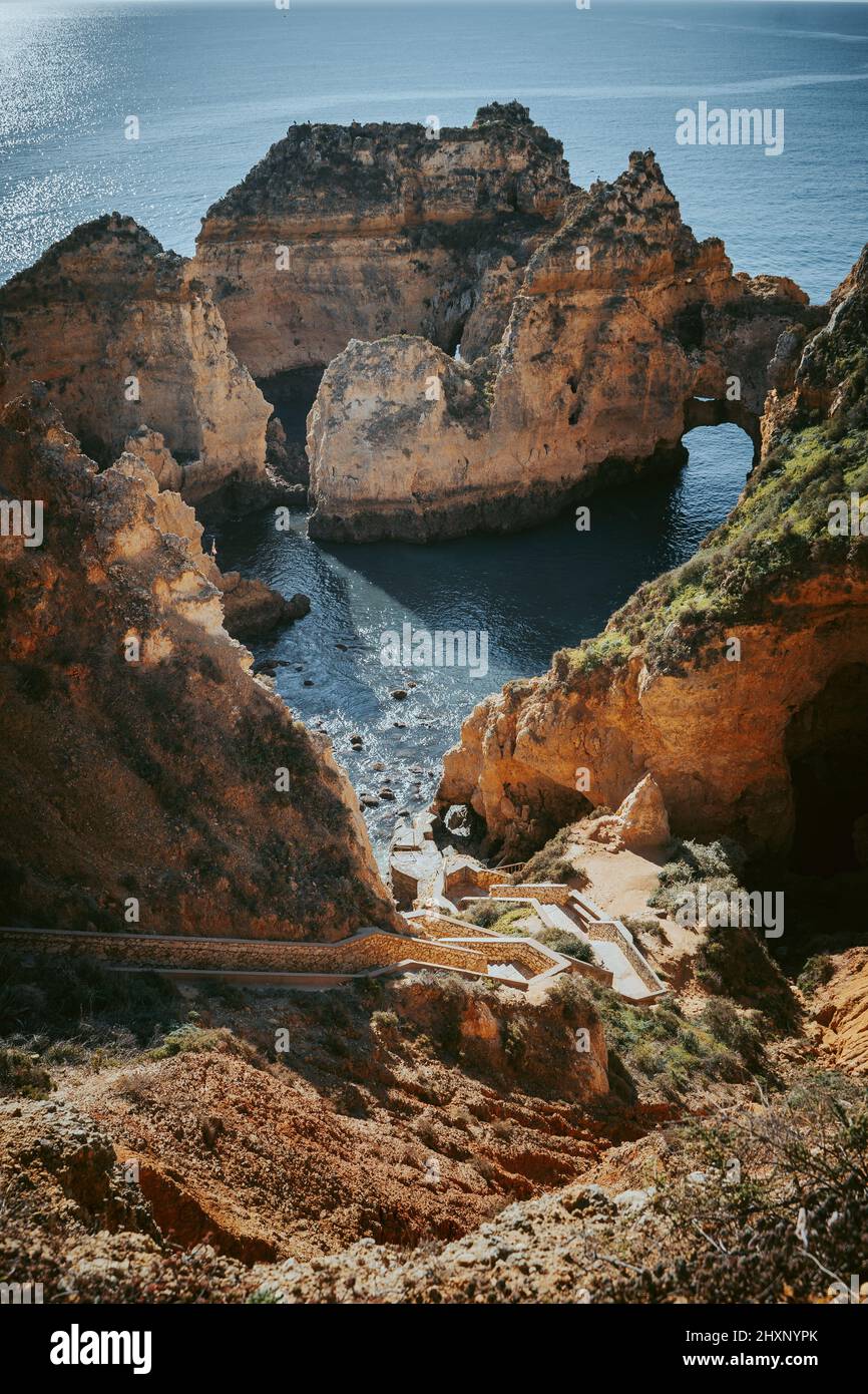 Paesaggio costiero roccioso sul mare blu nell'Algarve Foto Stock