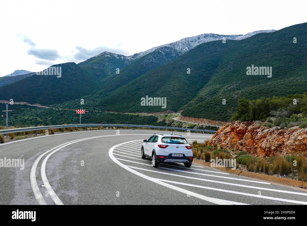 La nuova strada costruita tra il piccolo villaggio isolato di Kyparissi e Fokianos Beach il Peloponneso, Arcadia, Grecia Foto Stock