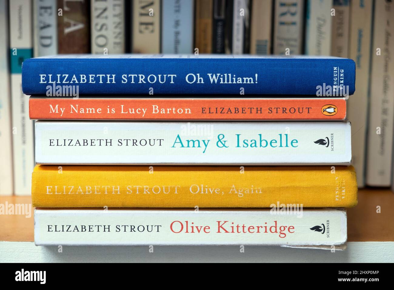 Elizabeth Strout romanziere americano stack di libri su scaffale Oh William,  Lucy Barton, Olive Kittridge, Olive Again Amy & Isabelle UK KATHY DEWITT  Foto stock - Alamy
