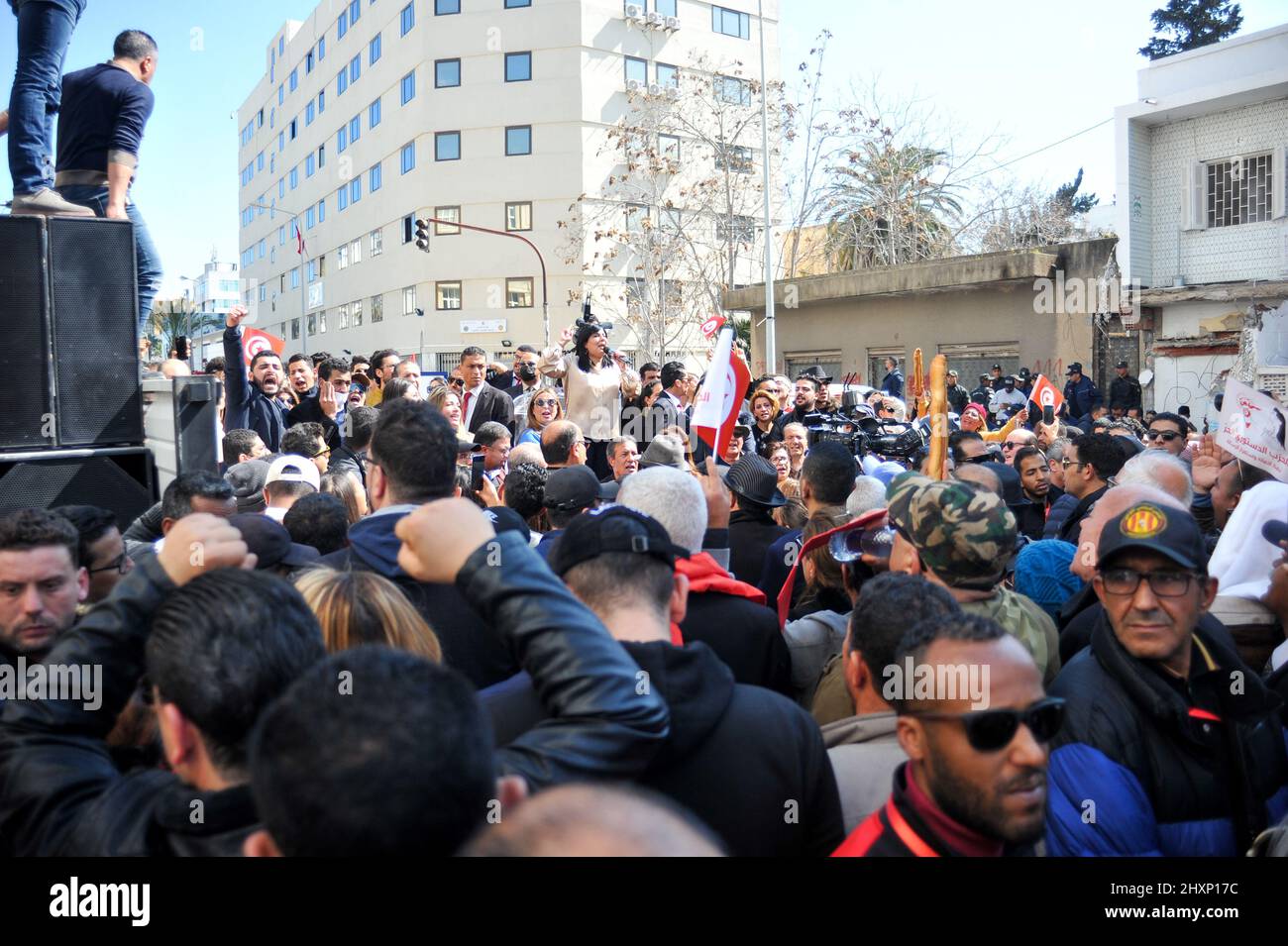 Tunisi, Tunisia. 13th Mar 2022. Le donne tunisine, vestite con  abbigliamento tradizionale, prendono parte a una marcia durante la Giornata  Nazionale del vestito tradizionale organizzata dalla Tunisia Heritage  Association a Tunisi. Ogni