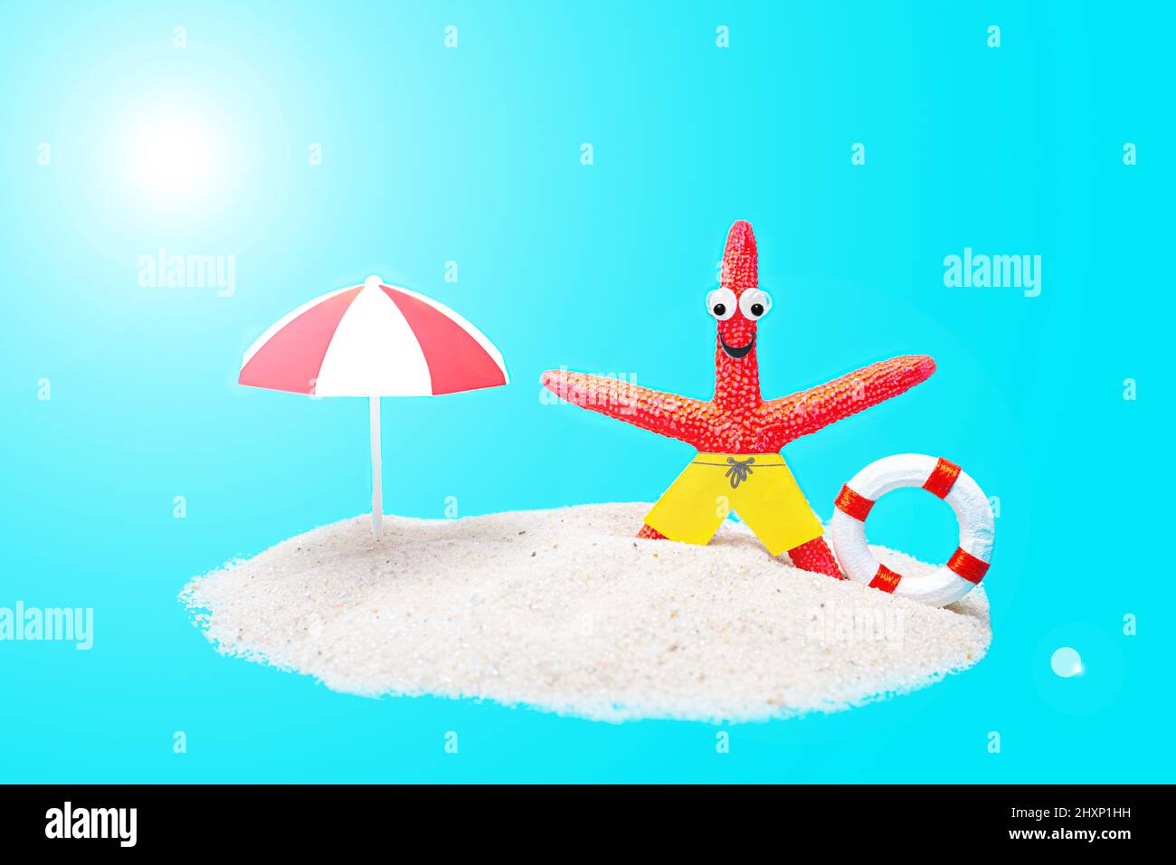 Il carattere stellato con gli occhi googly che indossa gli shorts da nuoto gialli gode la vacanza estiva su un'isola remota. Foto Stock