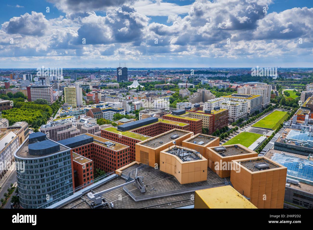 Paesaggio urbano del centro di Berlino in Germania, vista aerea con Tilla Durieux Park sulla destra. Foto Stock